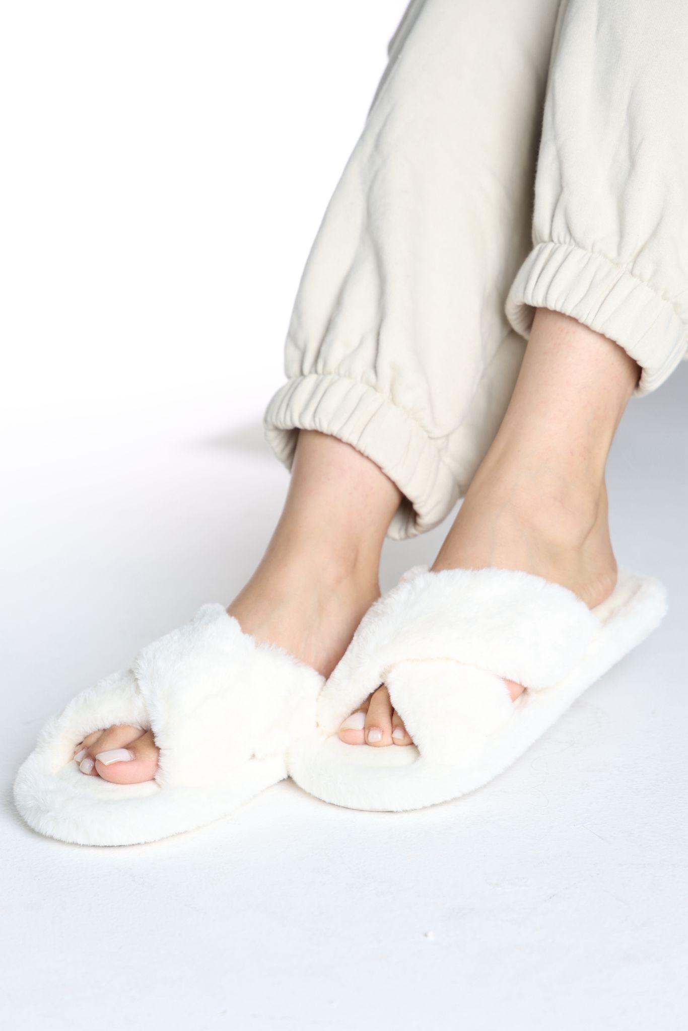 بابوج باللون الابيض