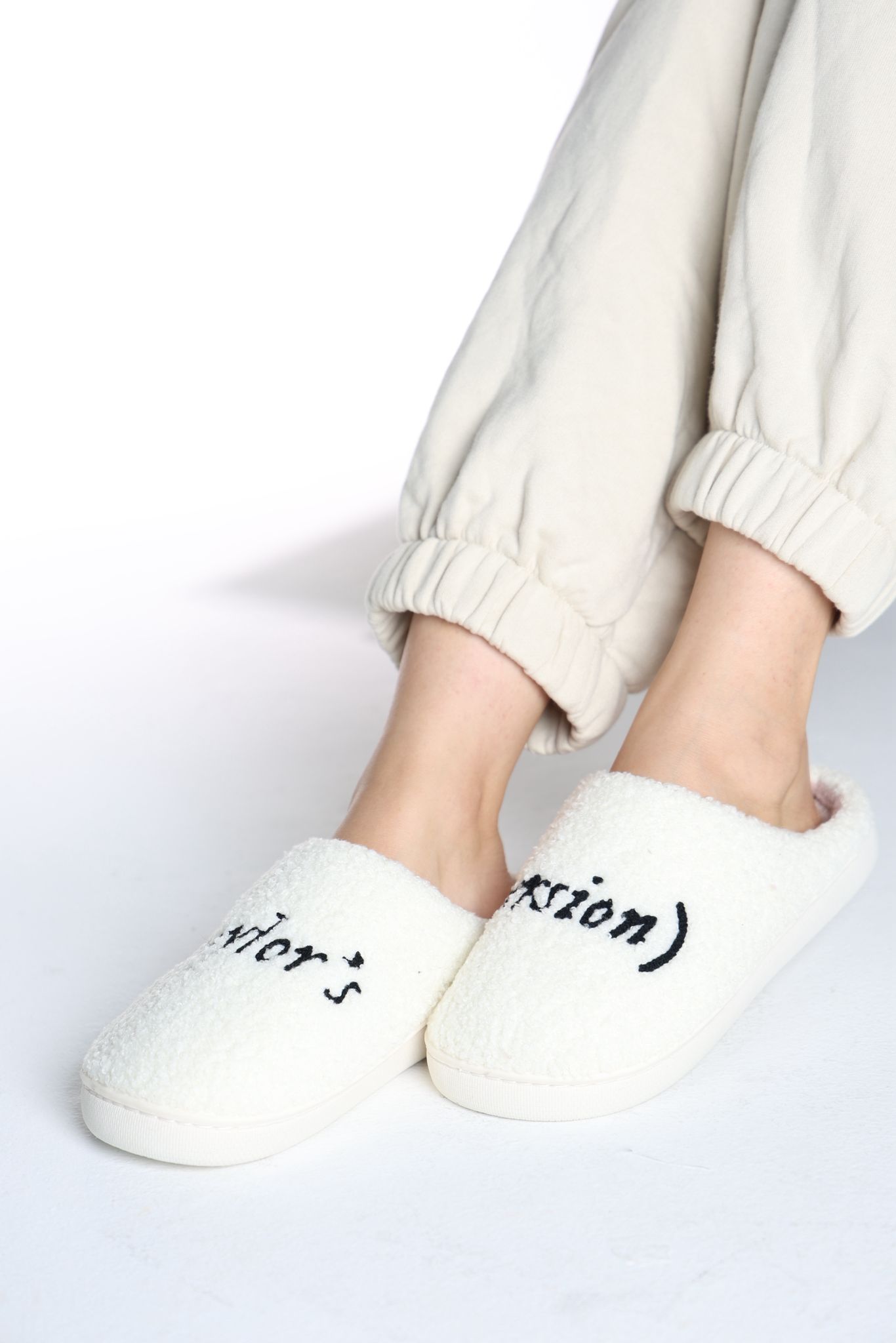 بابوج مسكر باللون الابيض