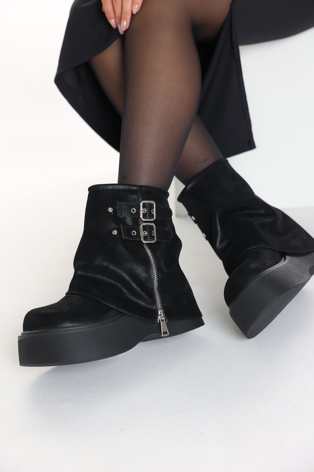 جزمه مخمل ص جزمه