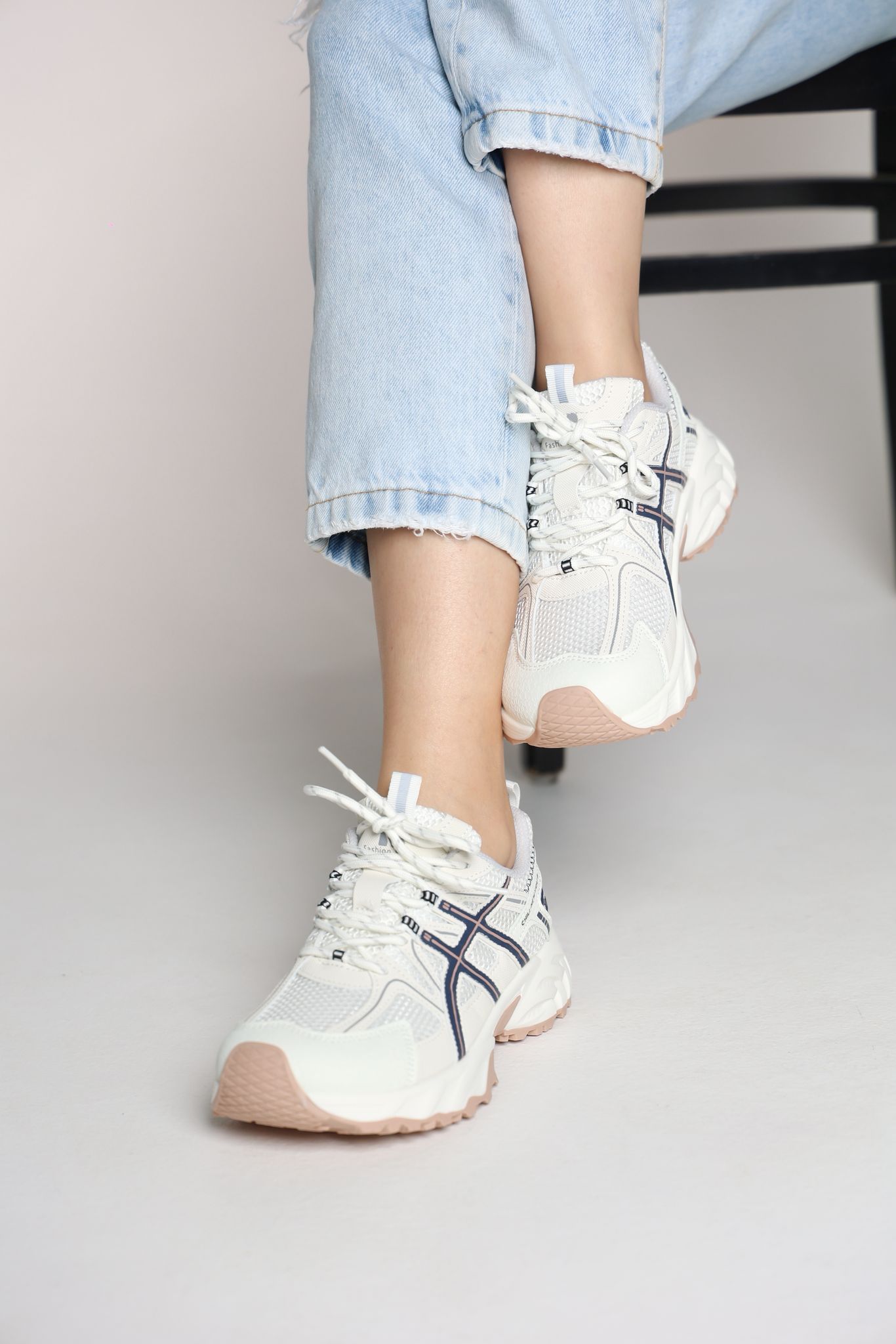 بوت ابيض مع تفاصيل باللون الكحلي