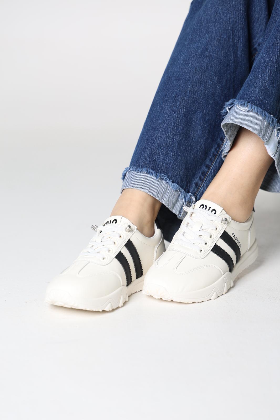 بوت ابيض مع خطوط سوداء