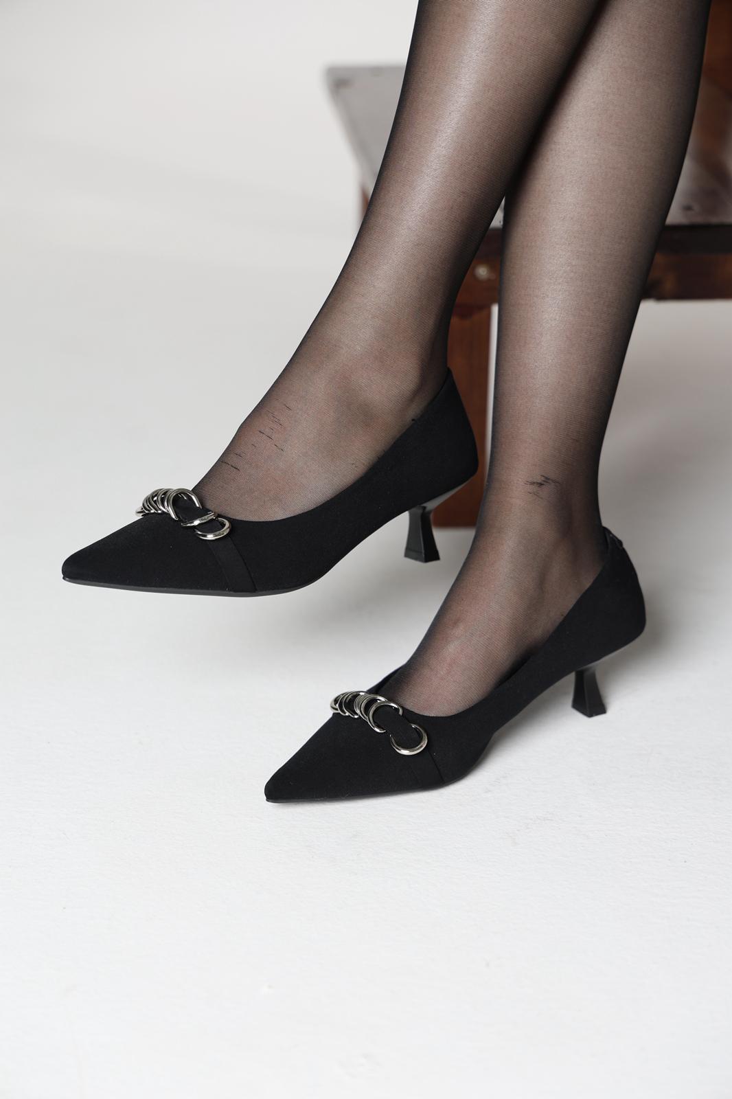 كعب باللون الاسود ارتفاع 5 سم