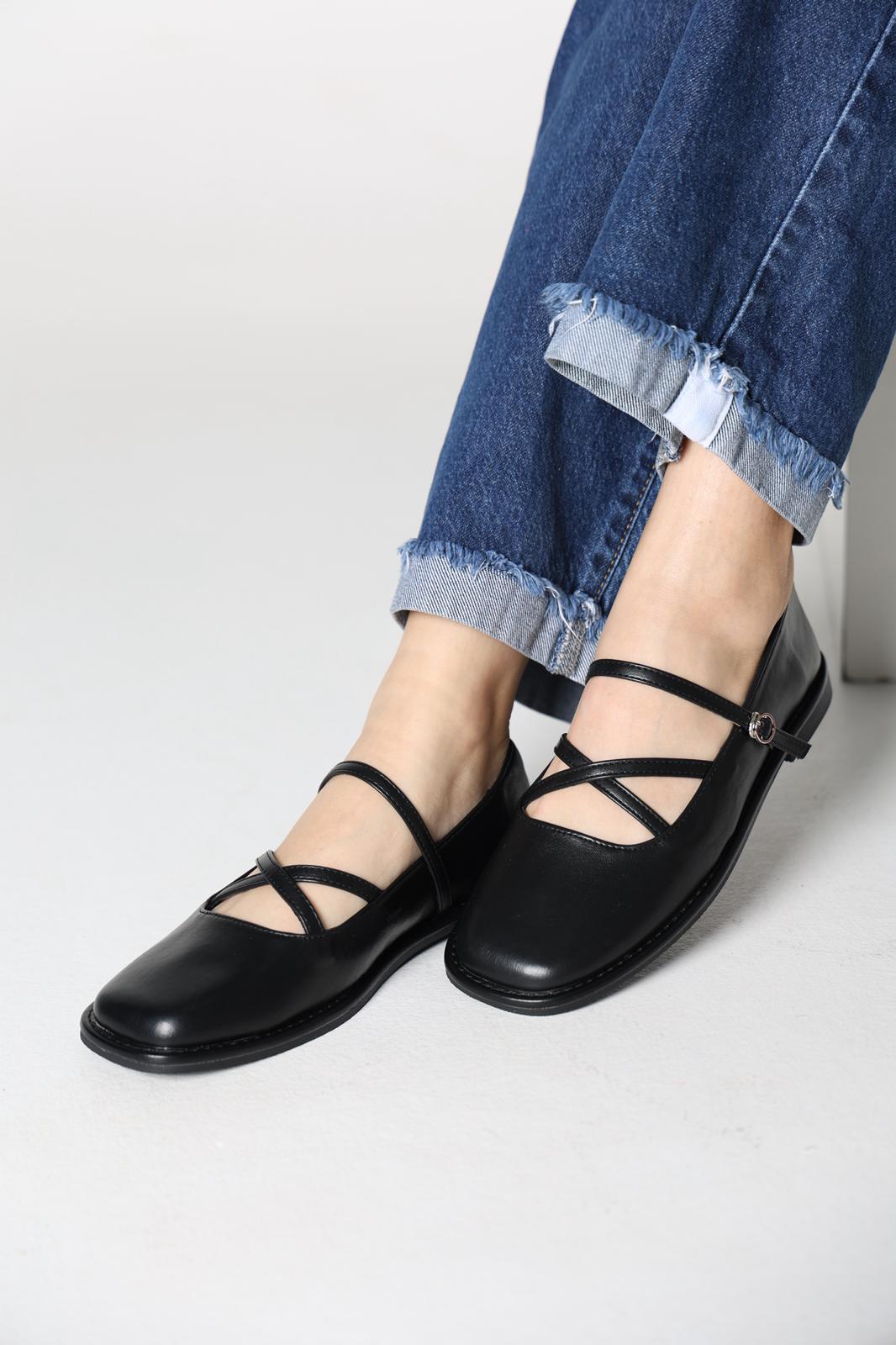 حذاء باللون الاسود