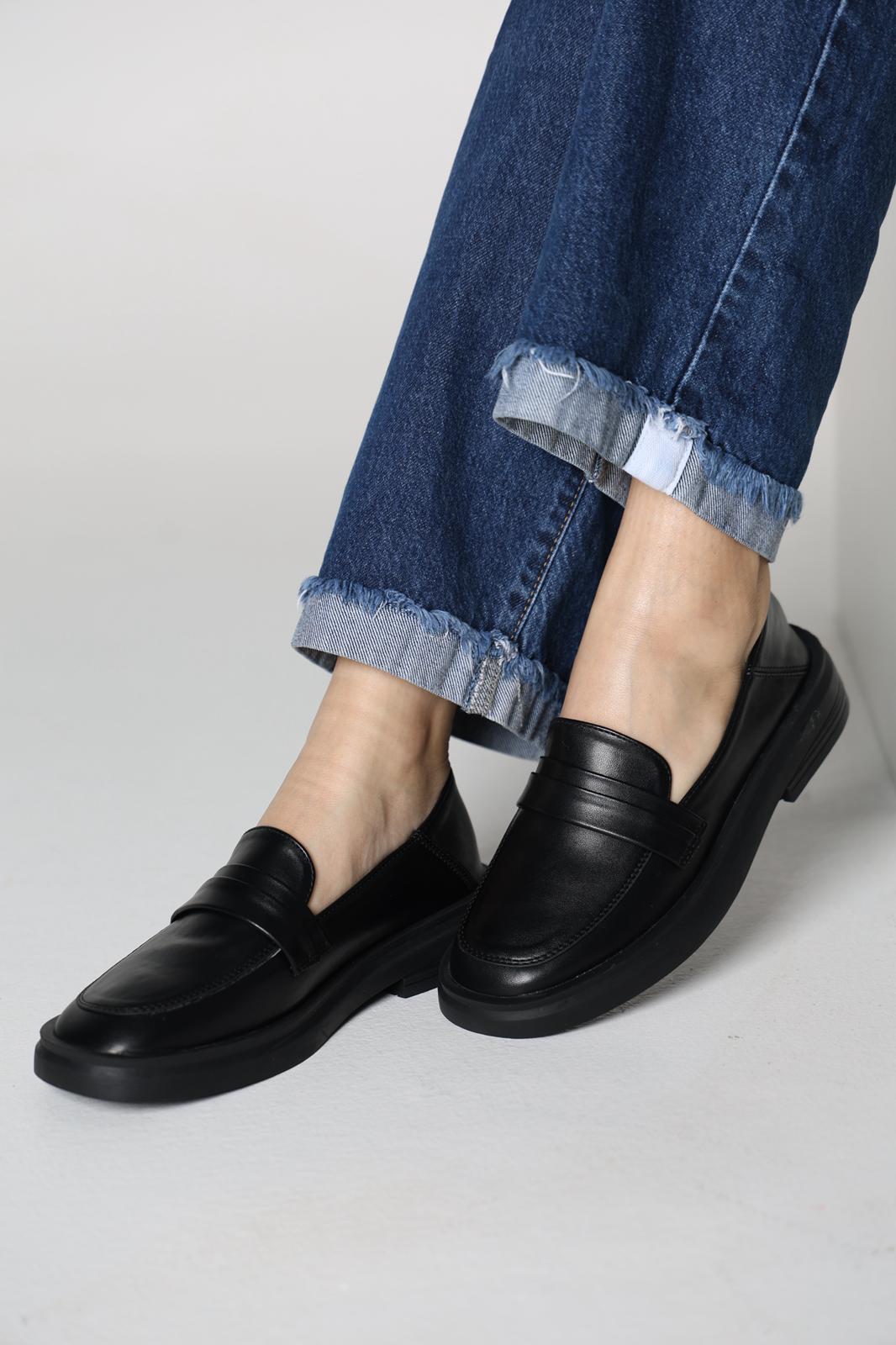 بالرينا جلد باللون الاسود