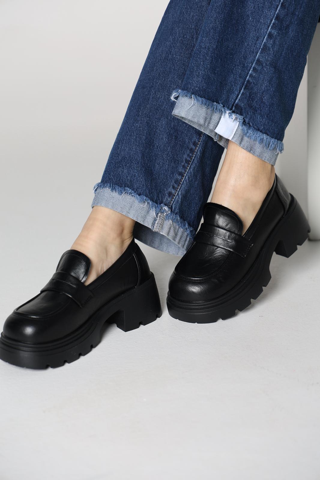 حذاء اسود بارتفاع 4 سم