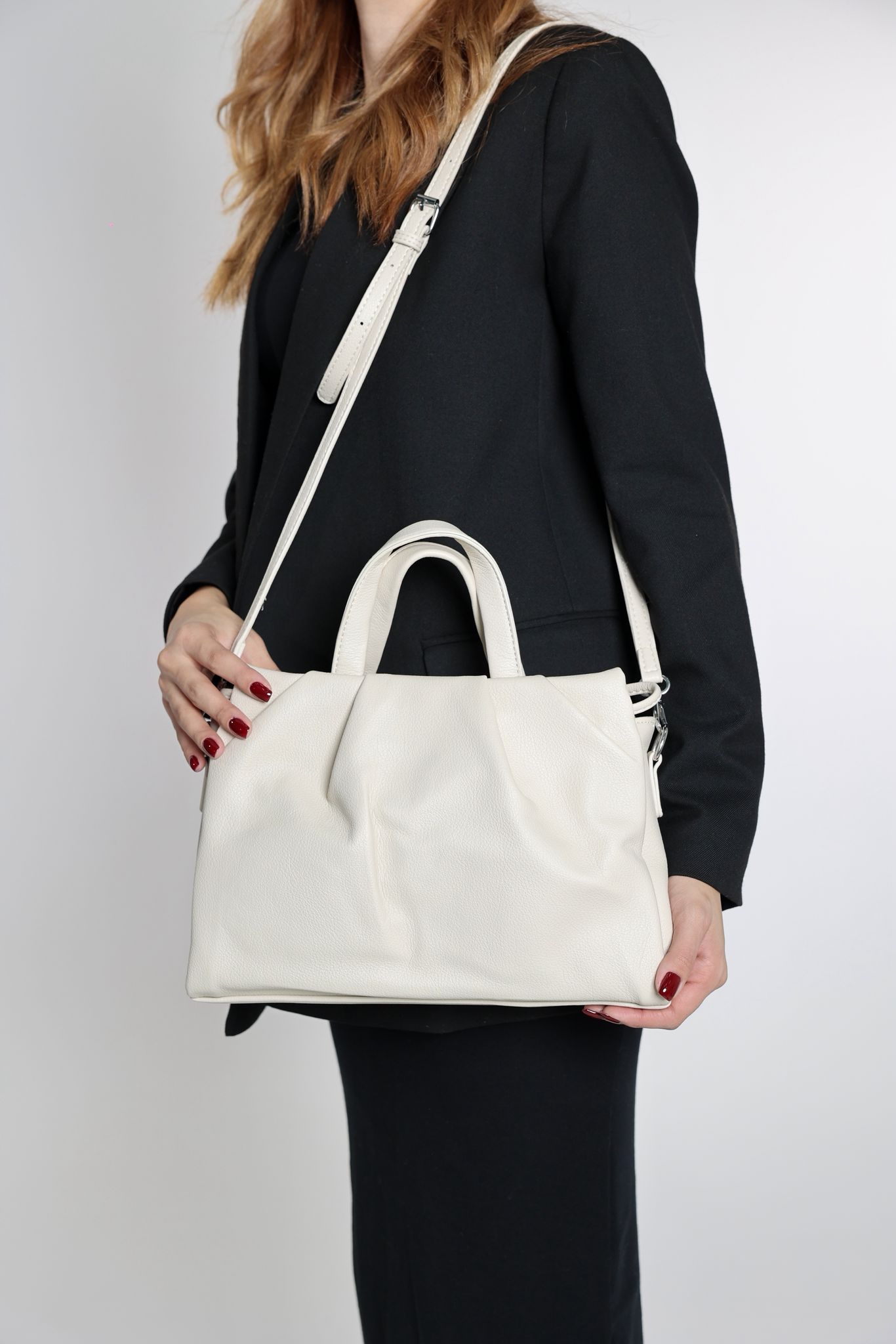 حقيبه جلد باللون الاوف وايت