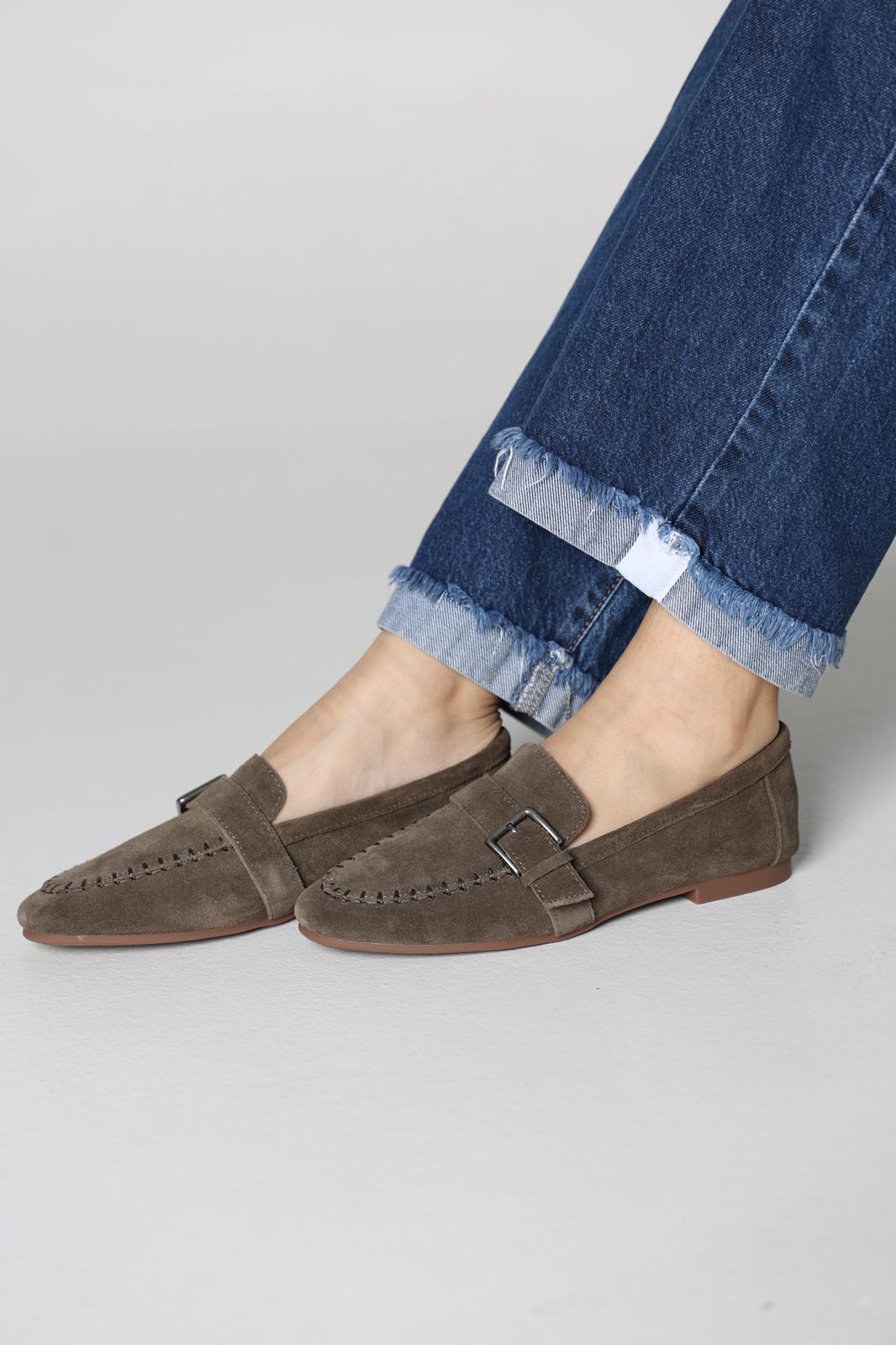 بالرينا باللون الرمادي