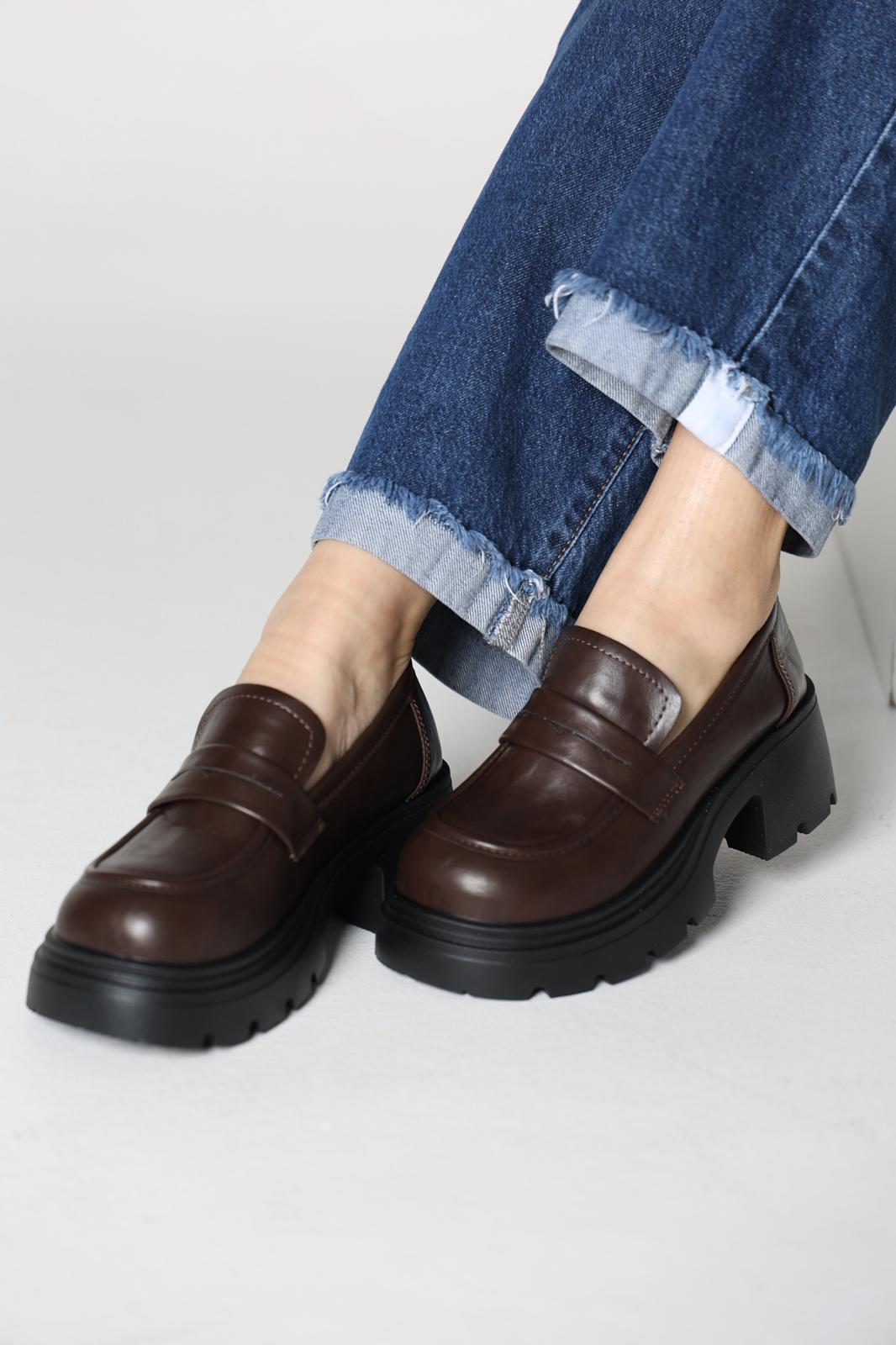 حذاء بني ارتفاع 4 سم