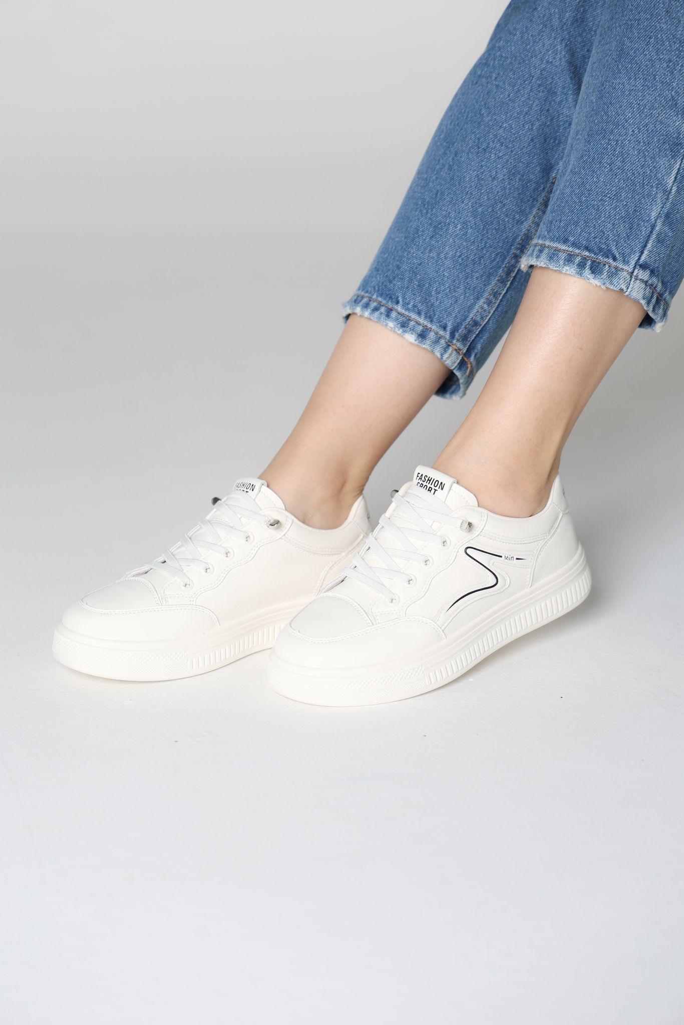 بوت ابيض مع خط اسود