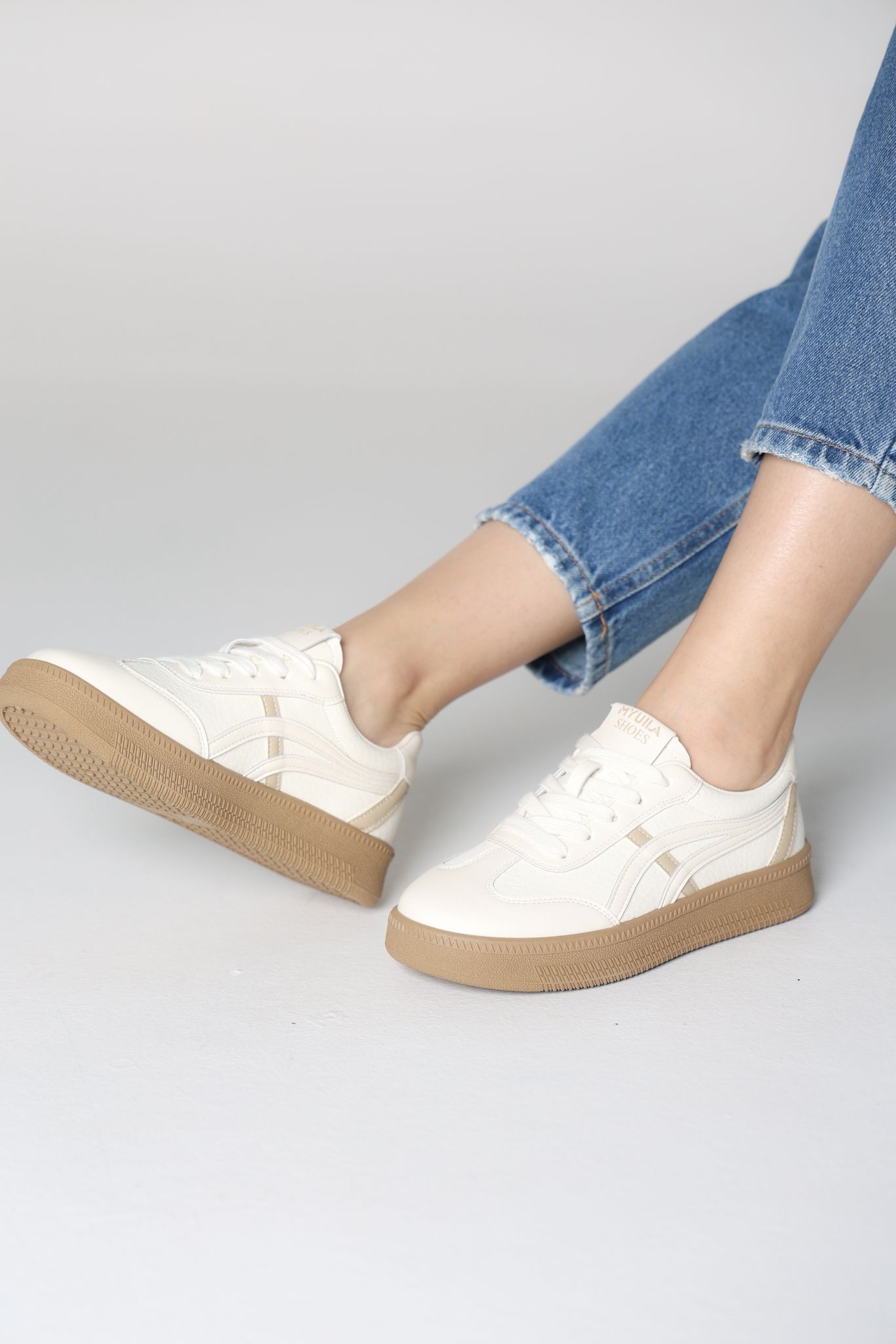 بوت أبيض مع نعل بيج