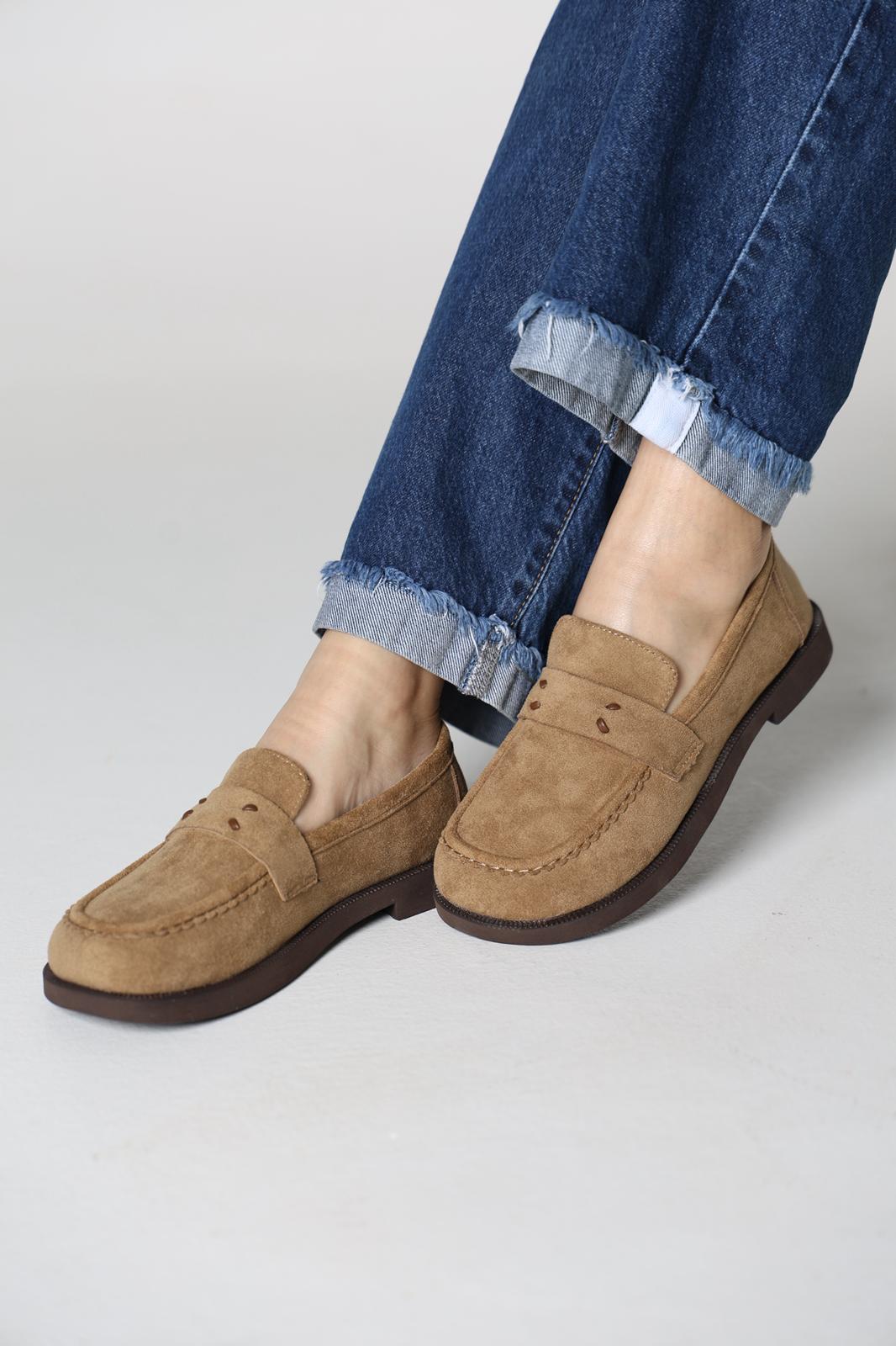 حذاء بيج بنعل بني