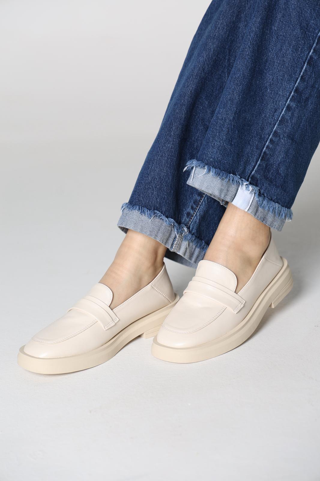 بالرينا جلد باللون البيج الفاتح