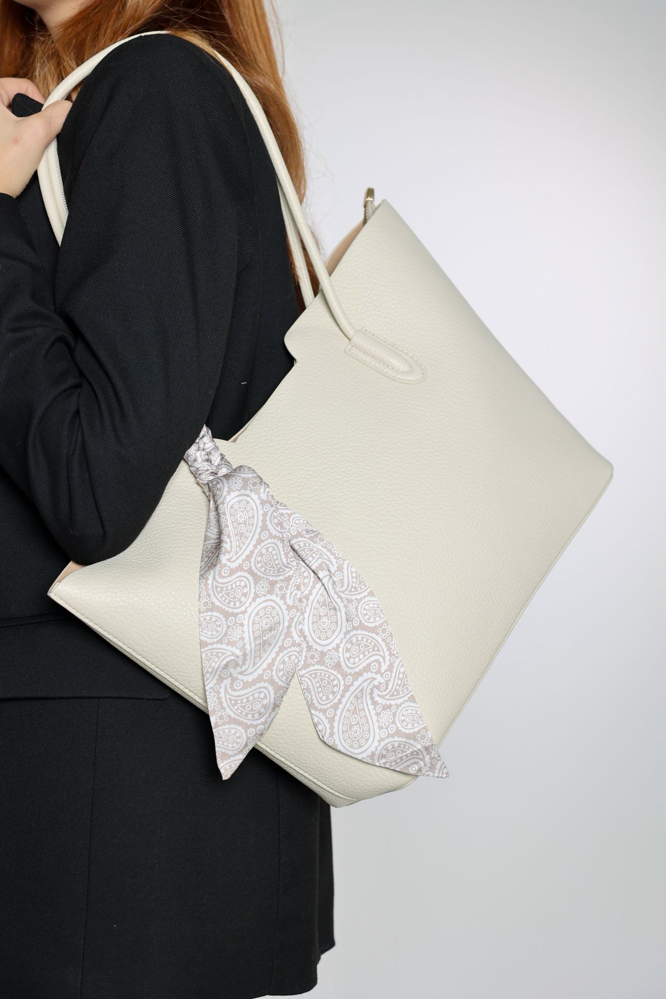 حقيبه كبيره باللون البيج الفاتح