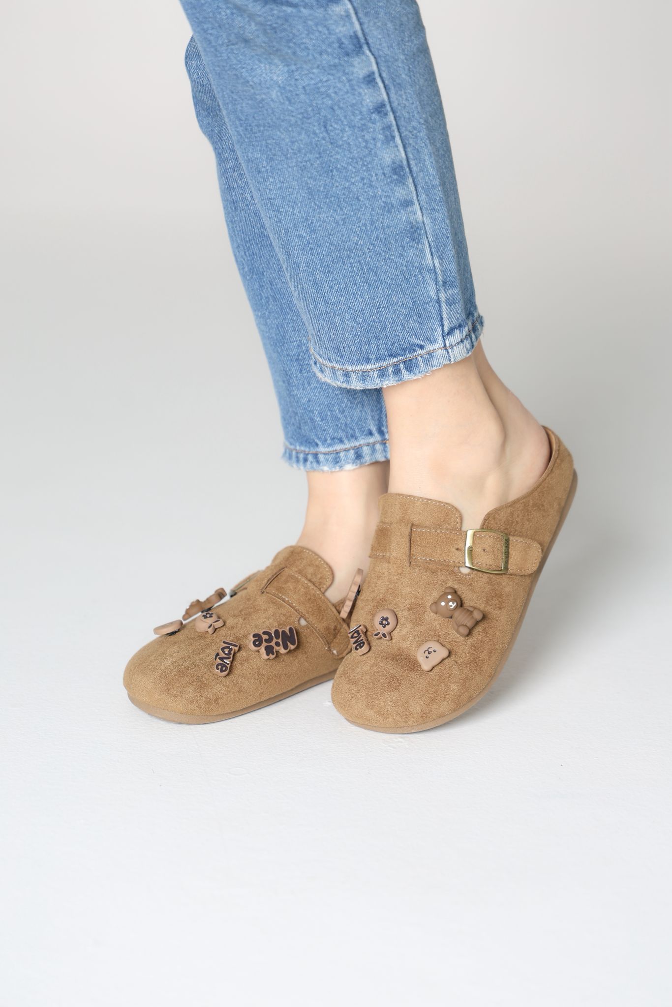 سليبر باللون الترابي مزين بالاكسسوارات