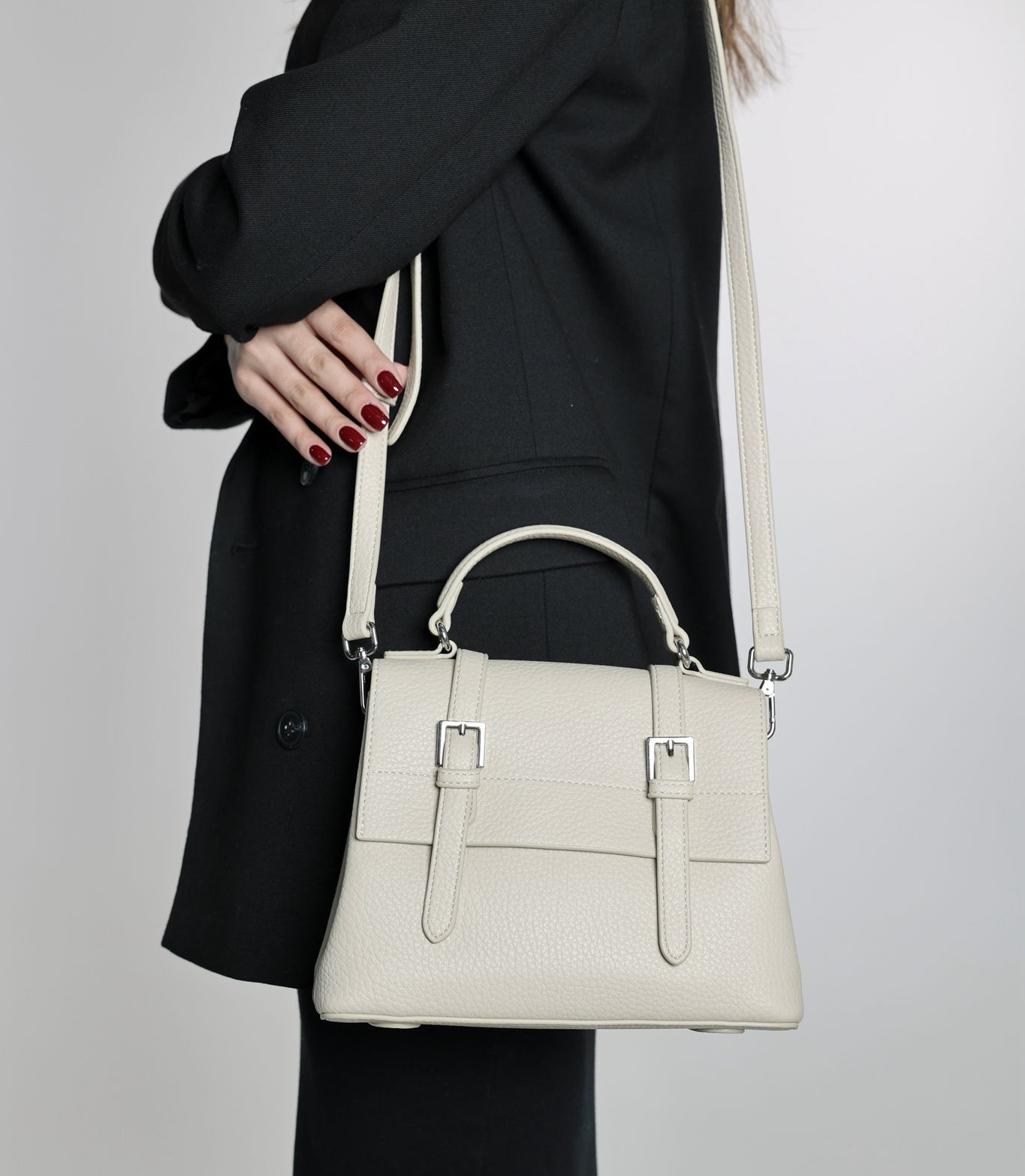 حقيبه باللون البيج الفاتح