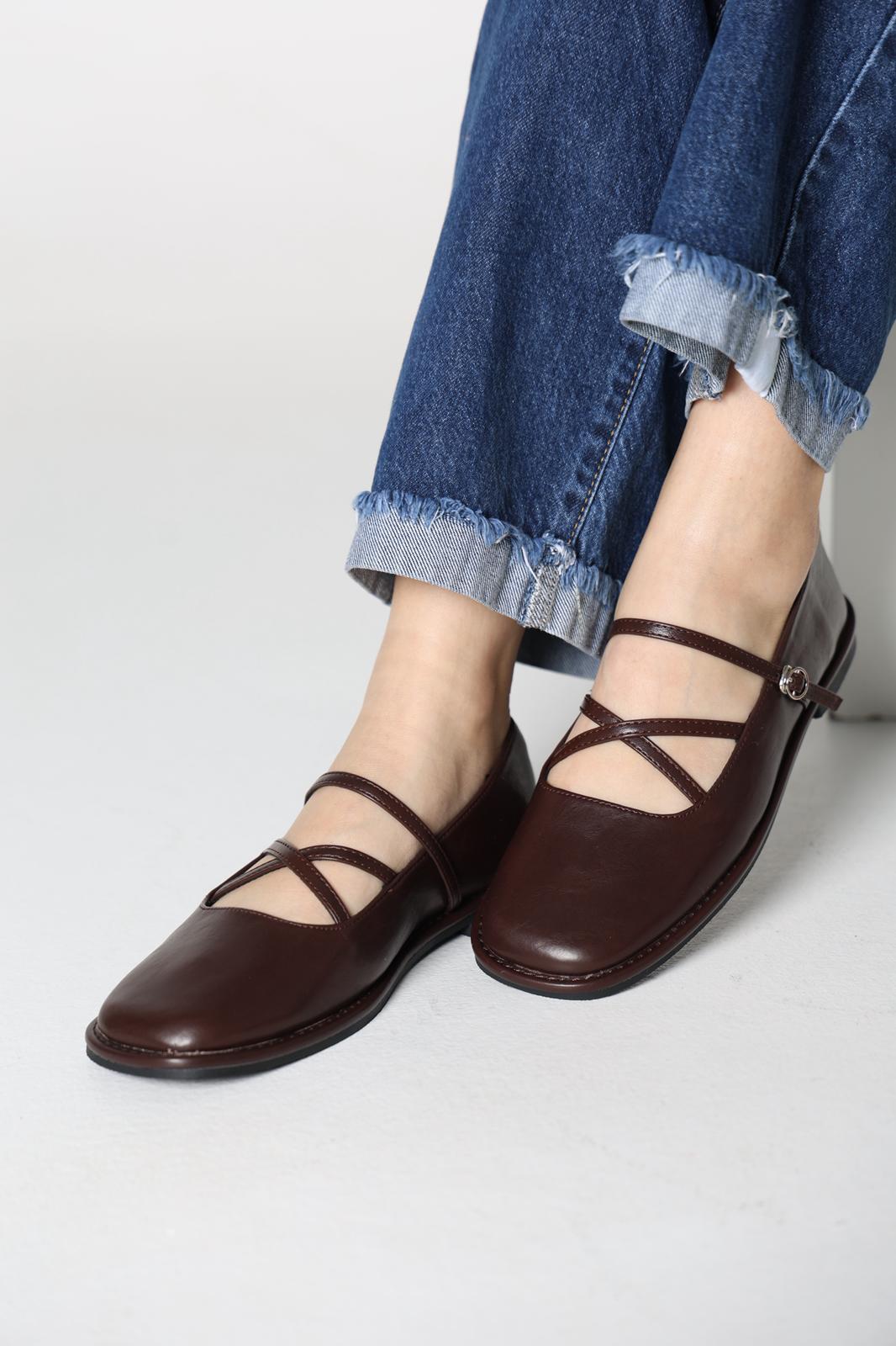 حذاء  باللون البني