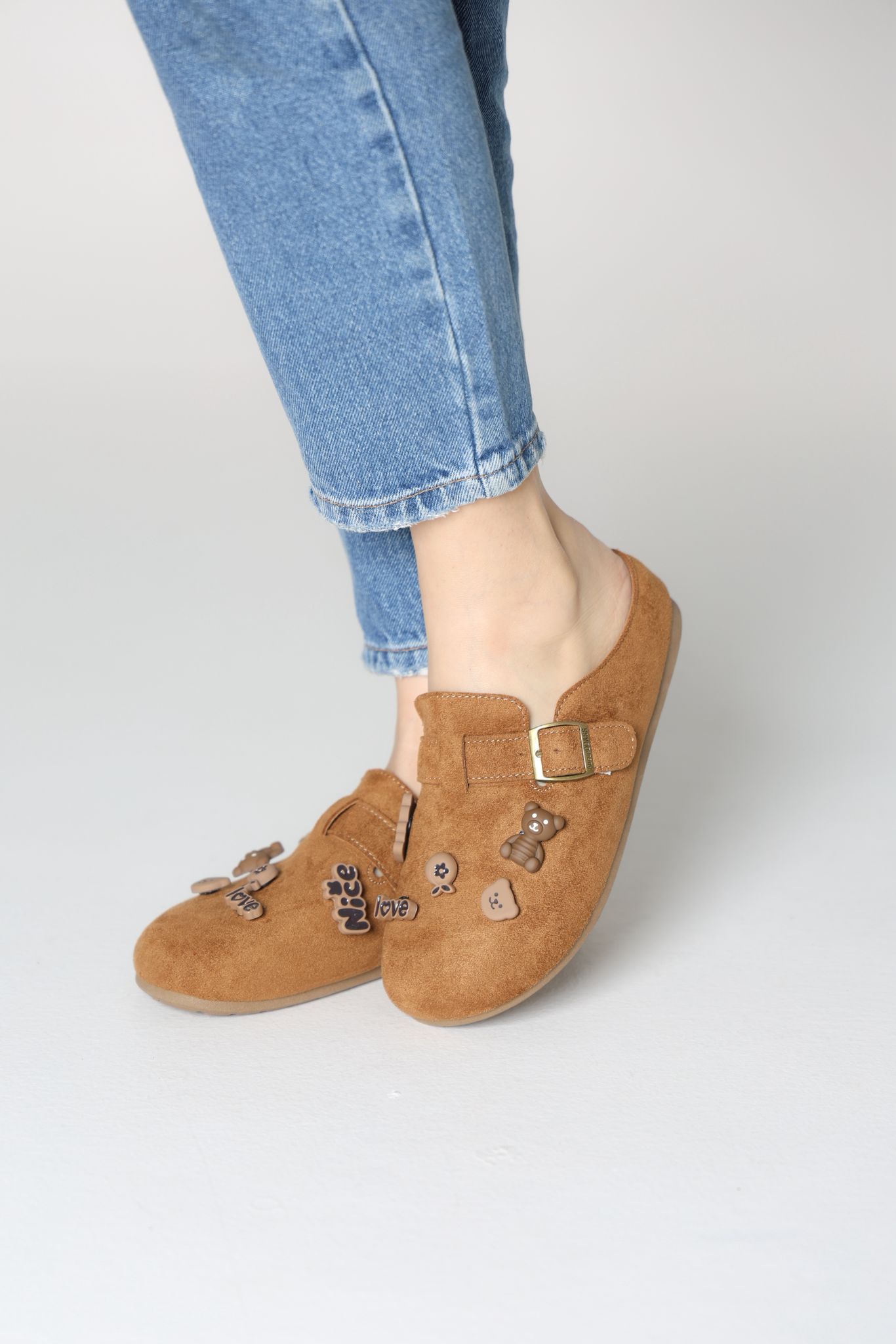 سليبر كاميل مزين بالاكسسوارات