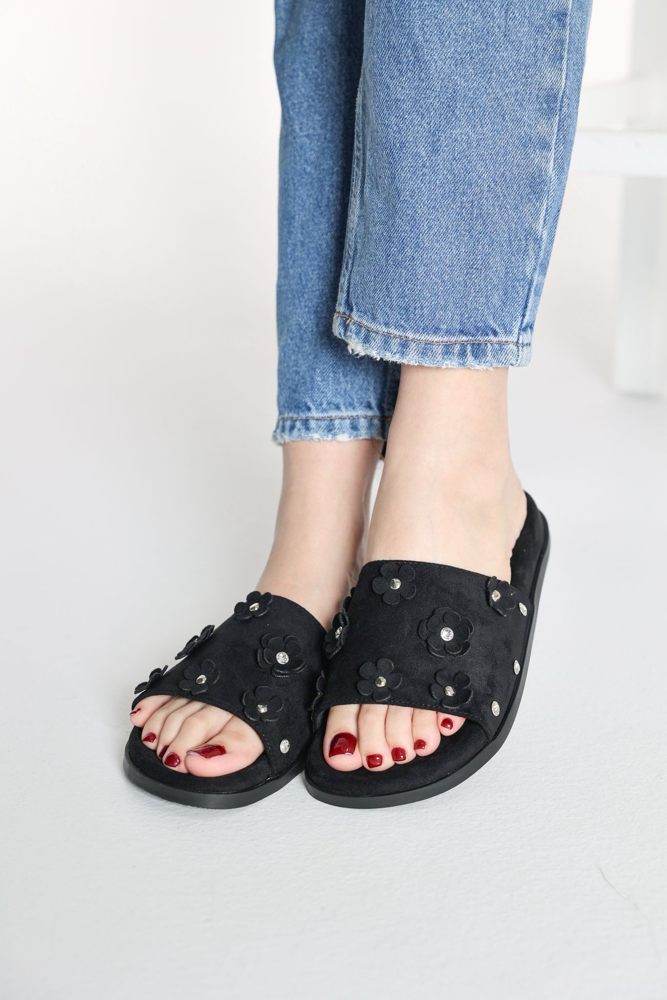 سليبر اسود بنعل أسود