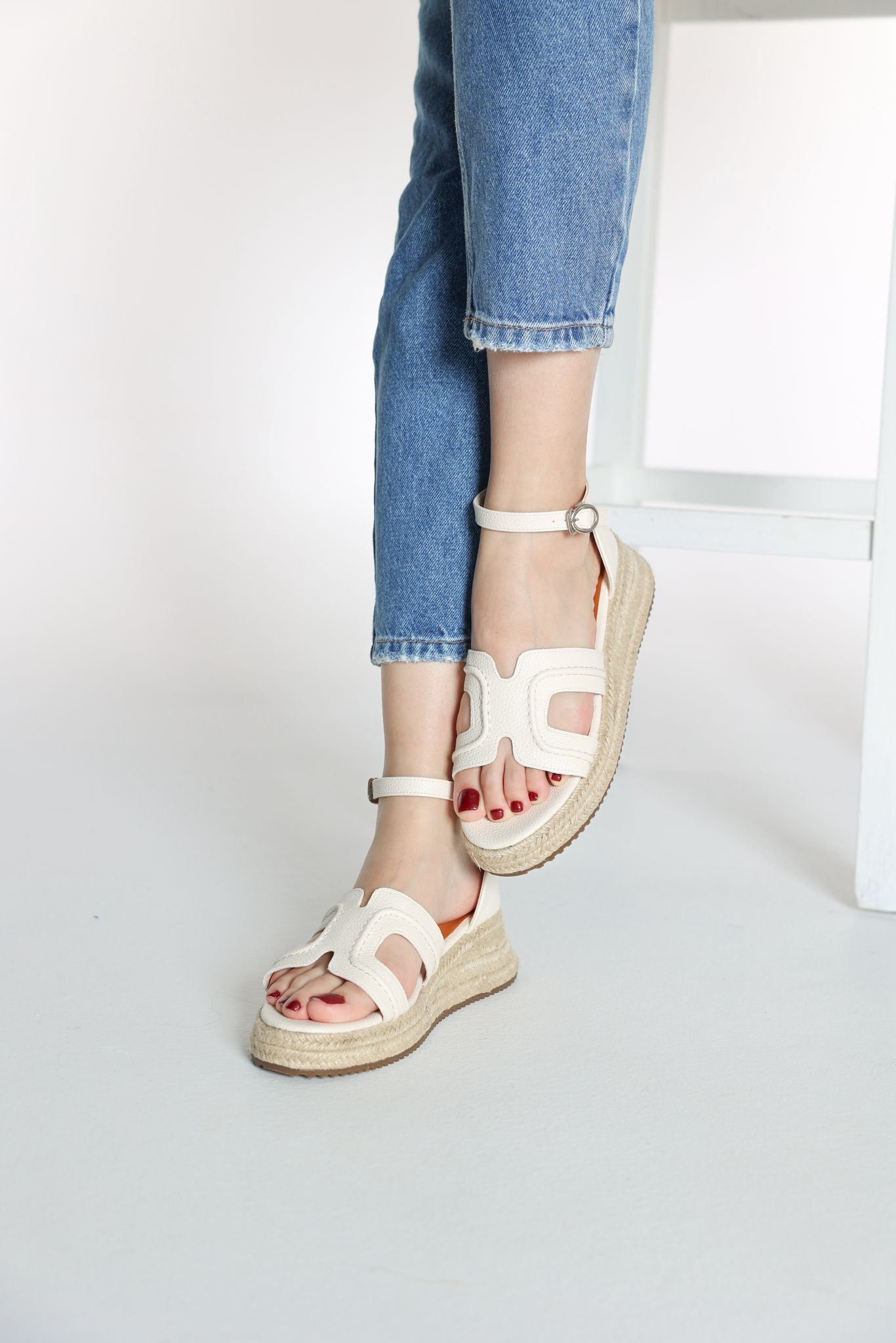 صندل باللون الابيض