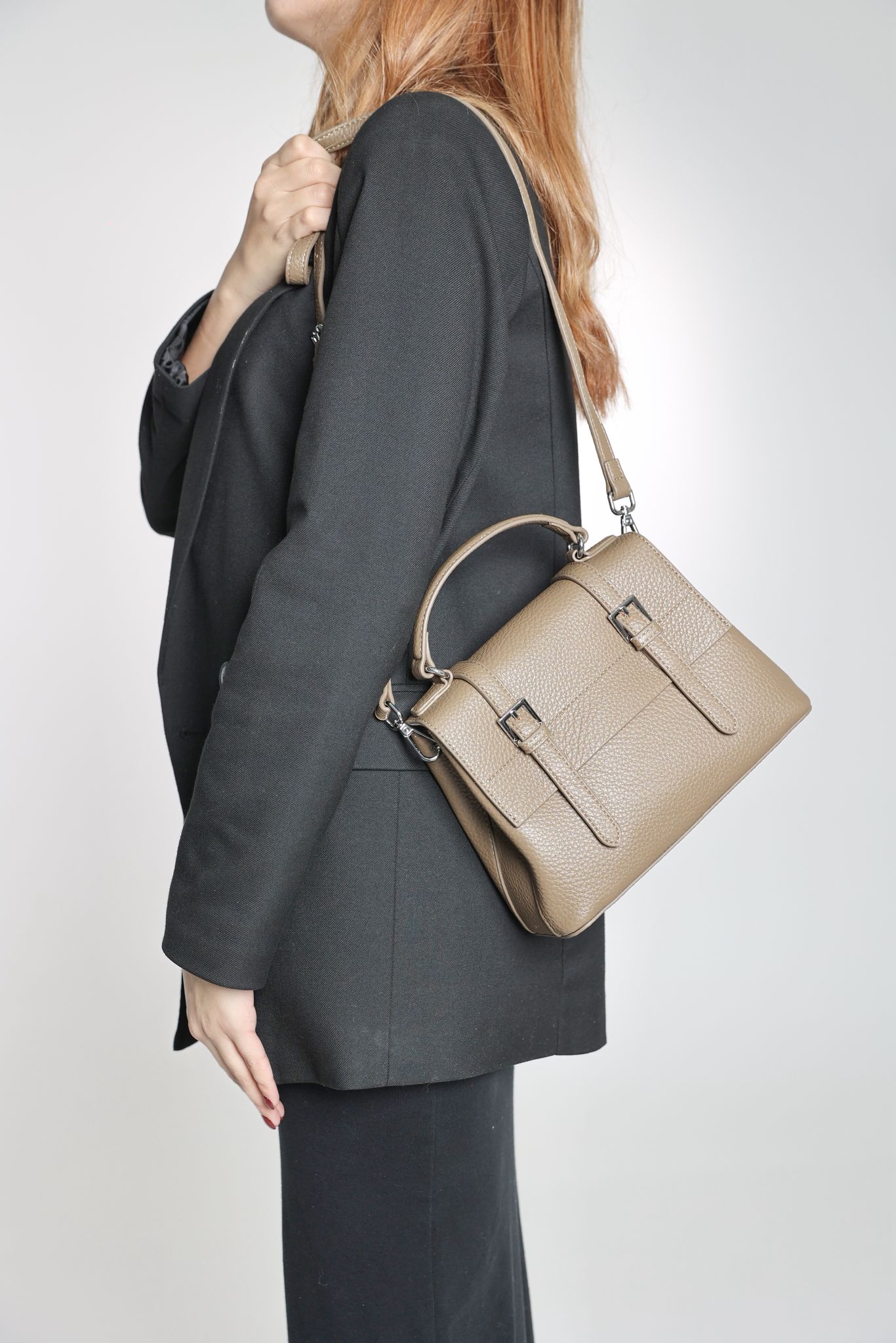 حقيبه باللون الكاكي بقاعده 30 سم