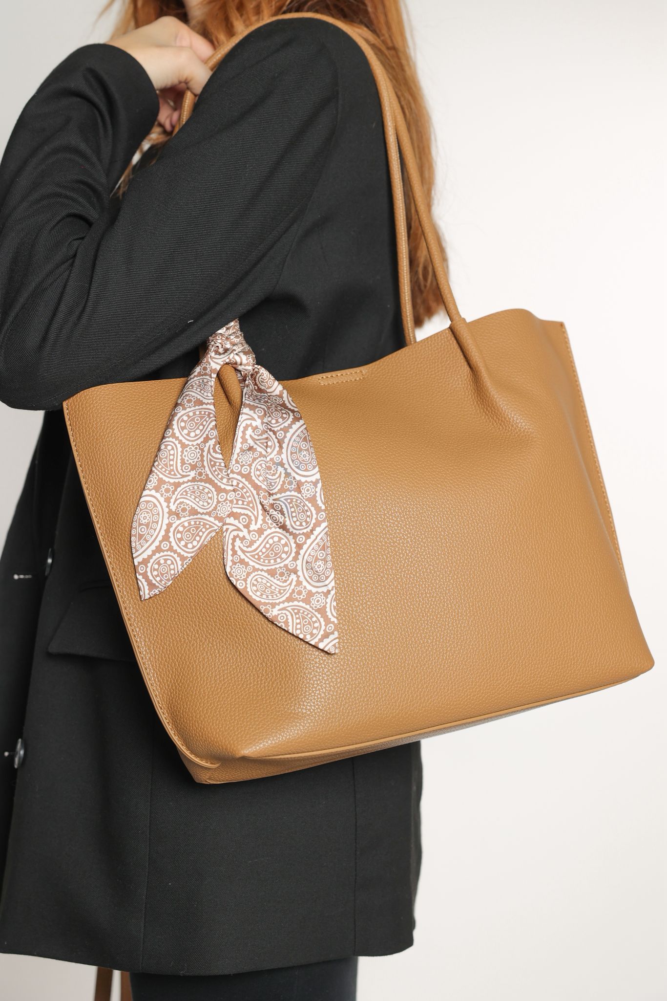 حقيبه كتف كبيره باللون الكاميل