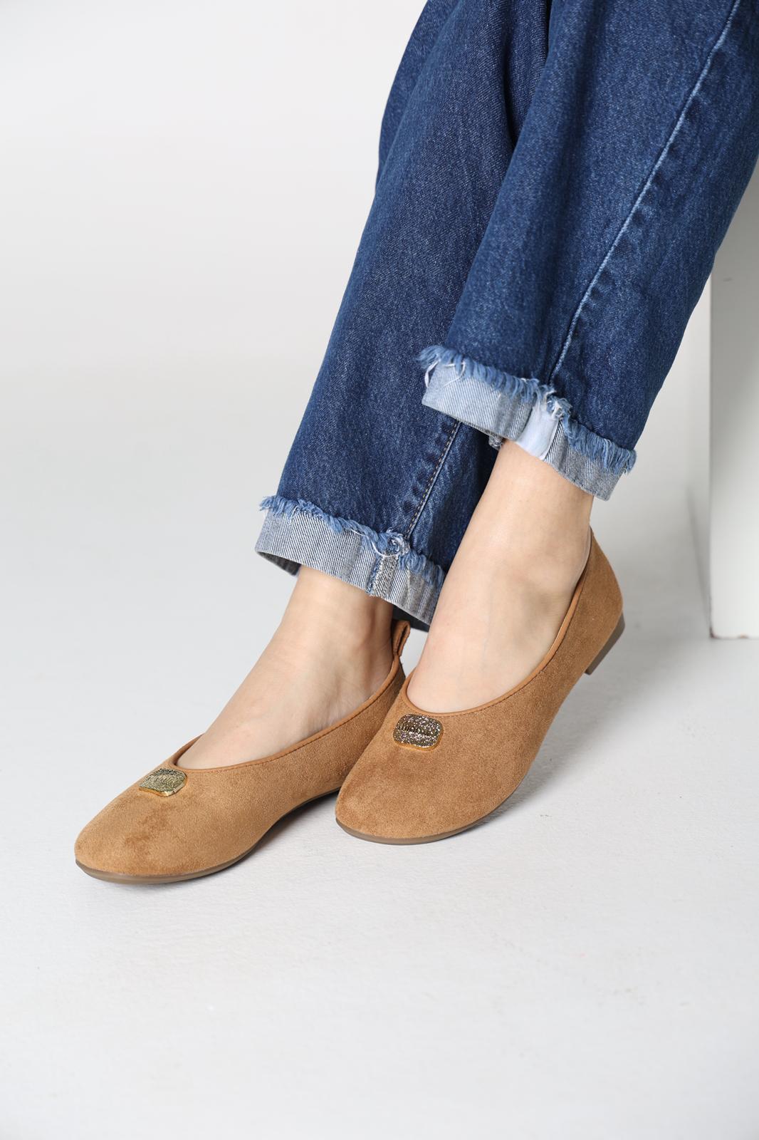 باليرينا باللون الكاميل