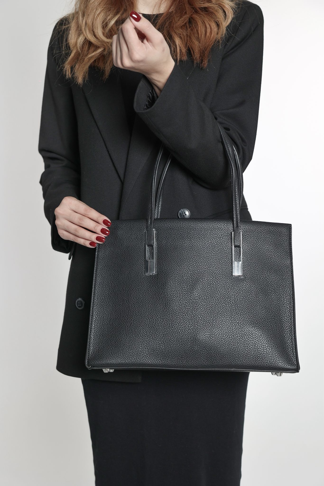 حقيبه كبيره باللون الاسود