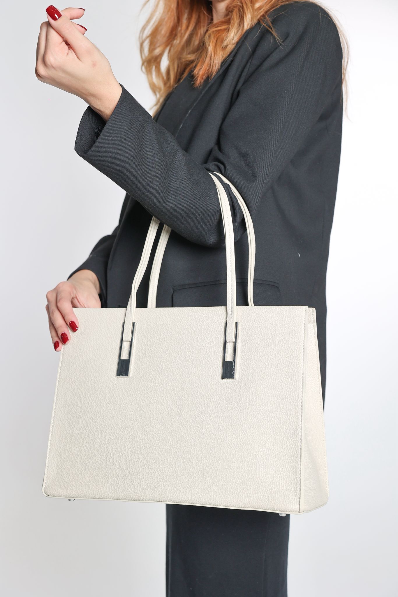 حقيبه كبيره باللون البيج