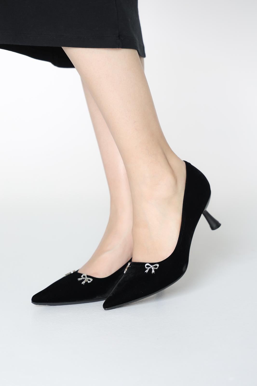 كعب مخمل باللون الاسود الناعم