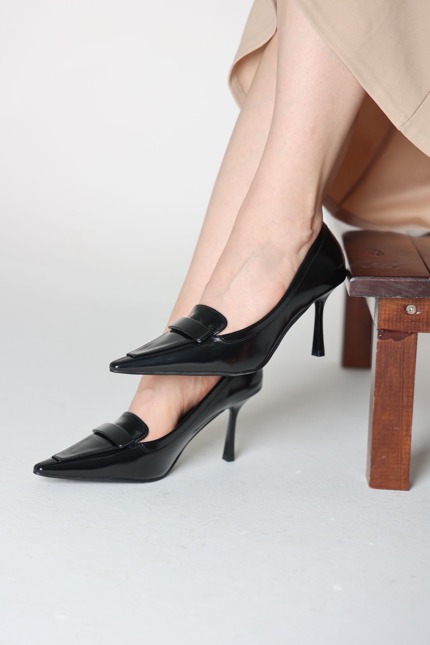 كعب أسود جلد كلاسيك