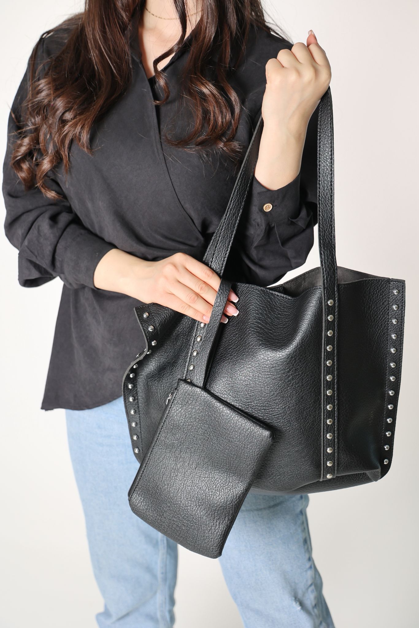 شنطه باللون الاسود