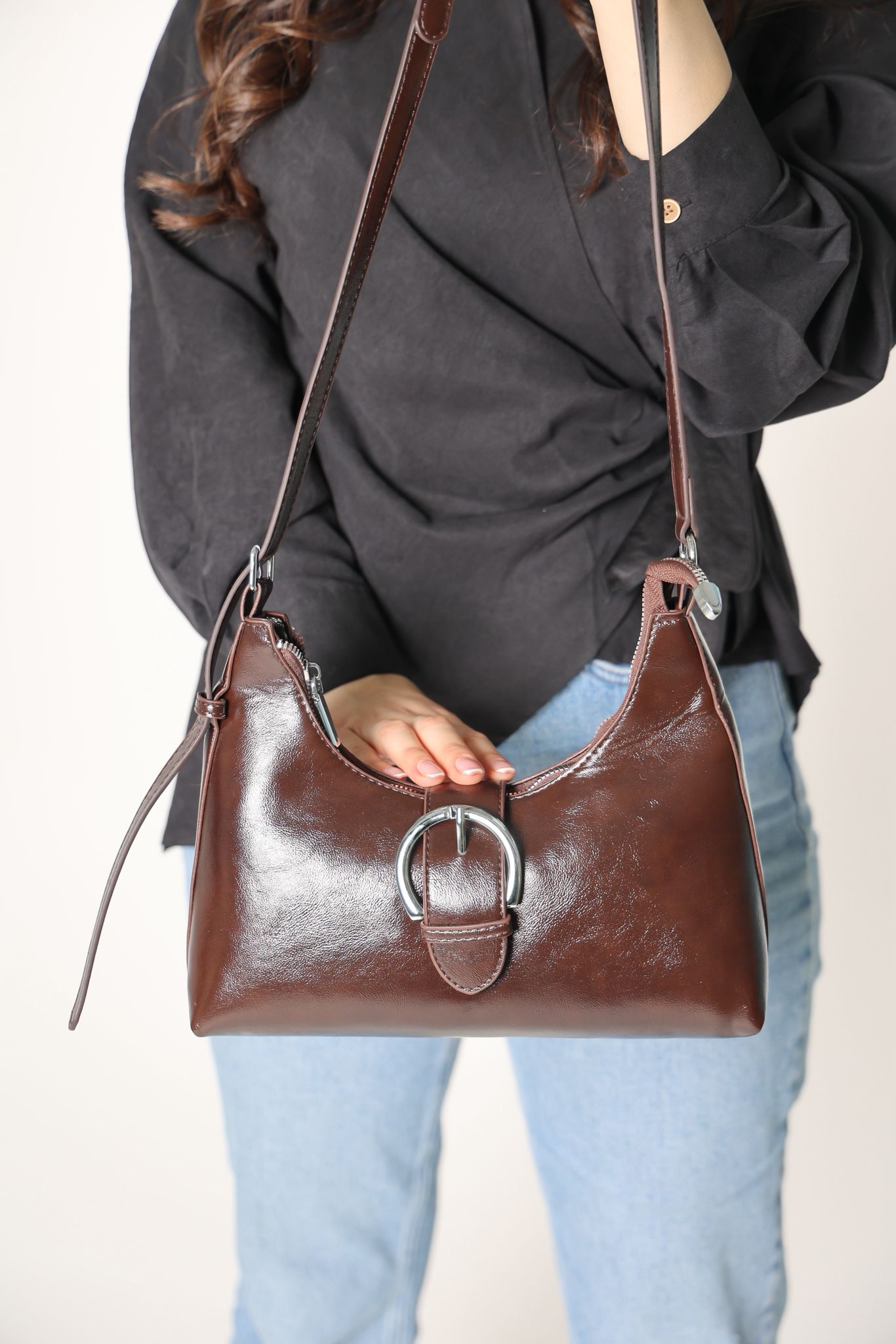 حقيبه جلديه باللون البني