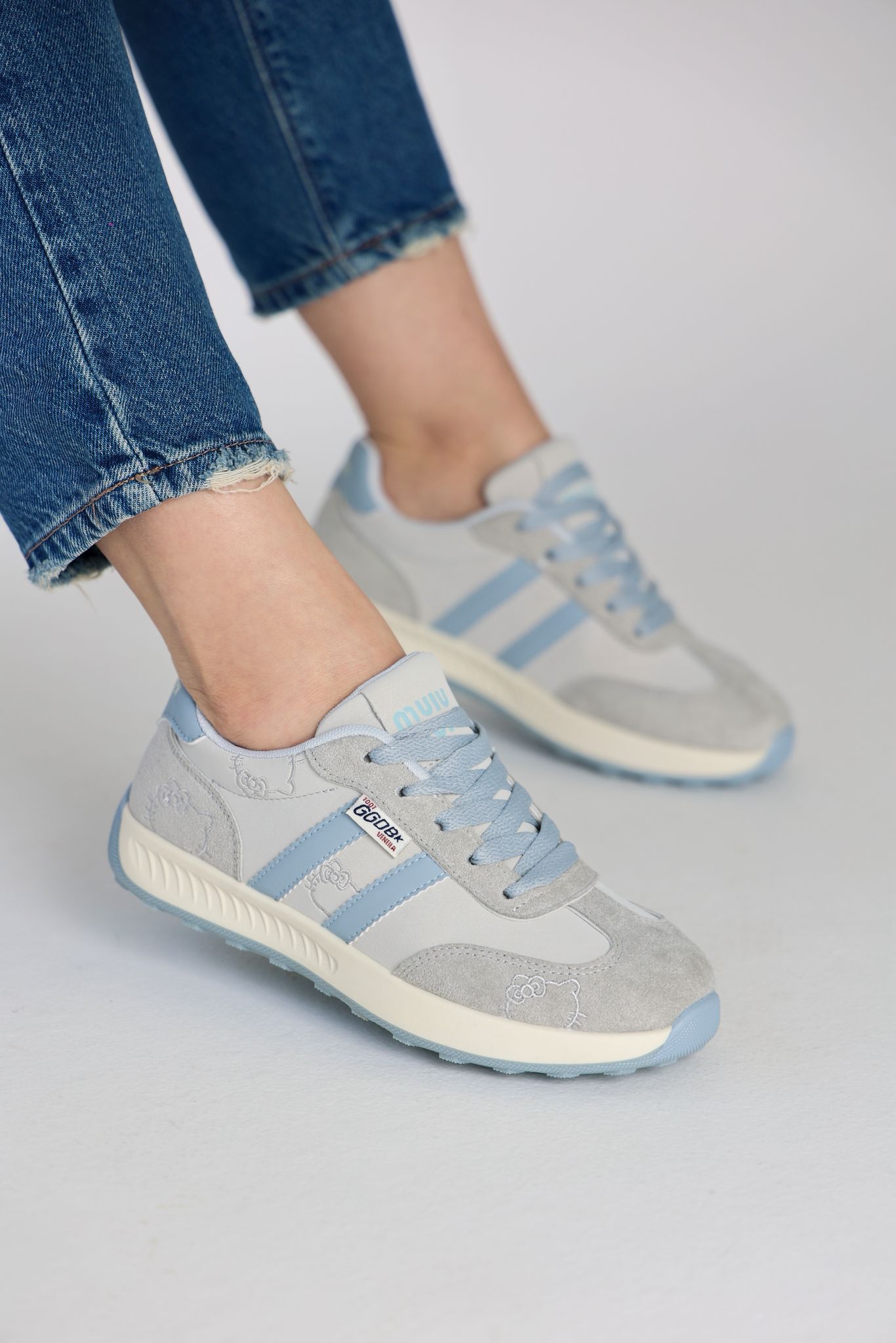 بوت بلون رمادي فاتح مع لمسات أزرق سماوي