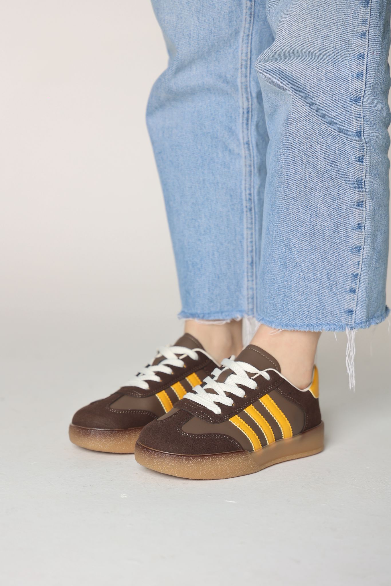 بوت باللون البني