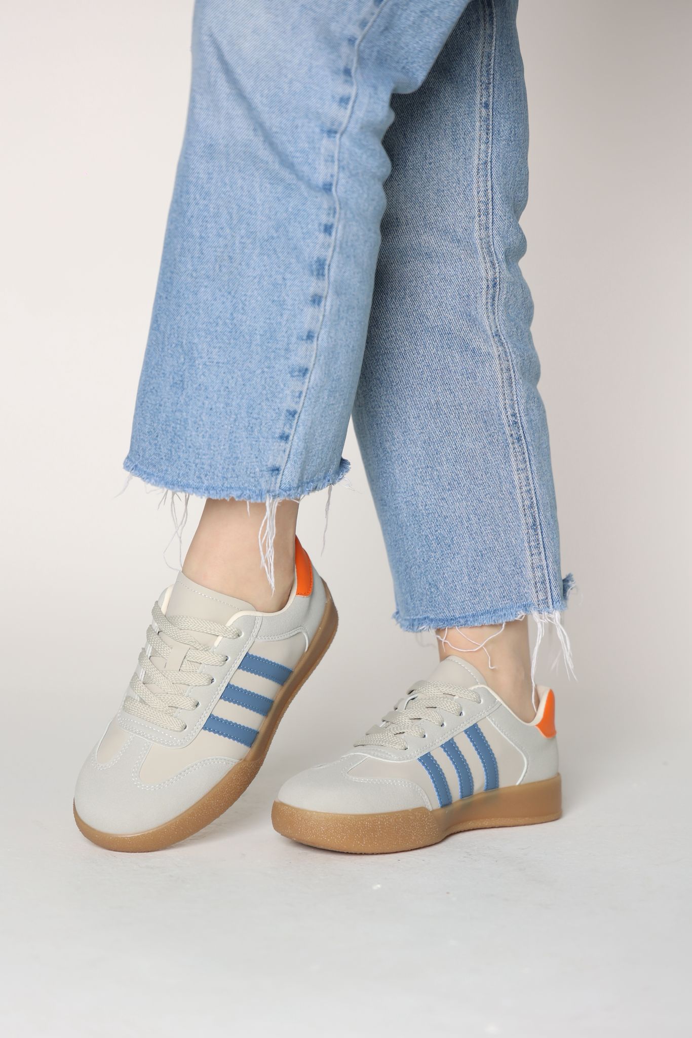 بوت باللون الرمادي