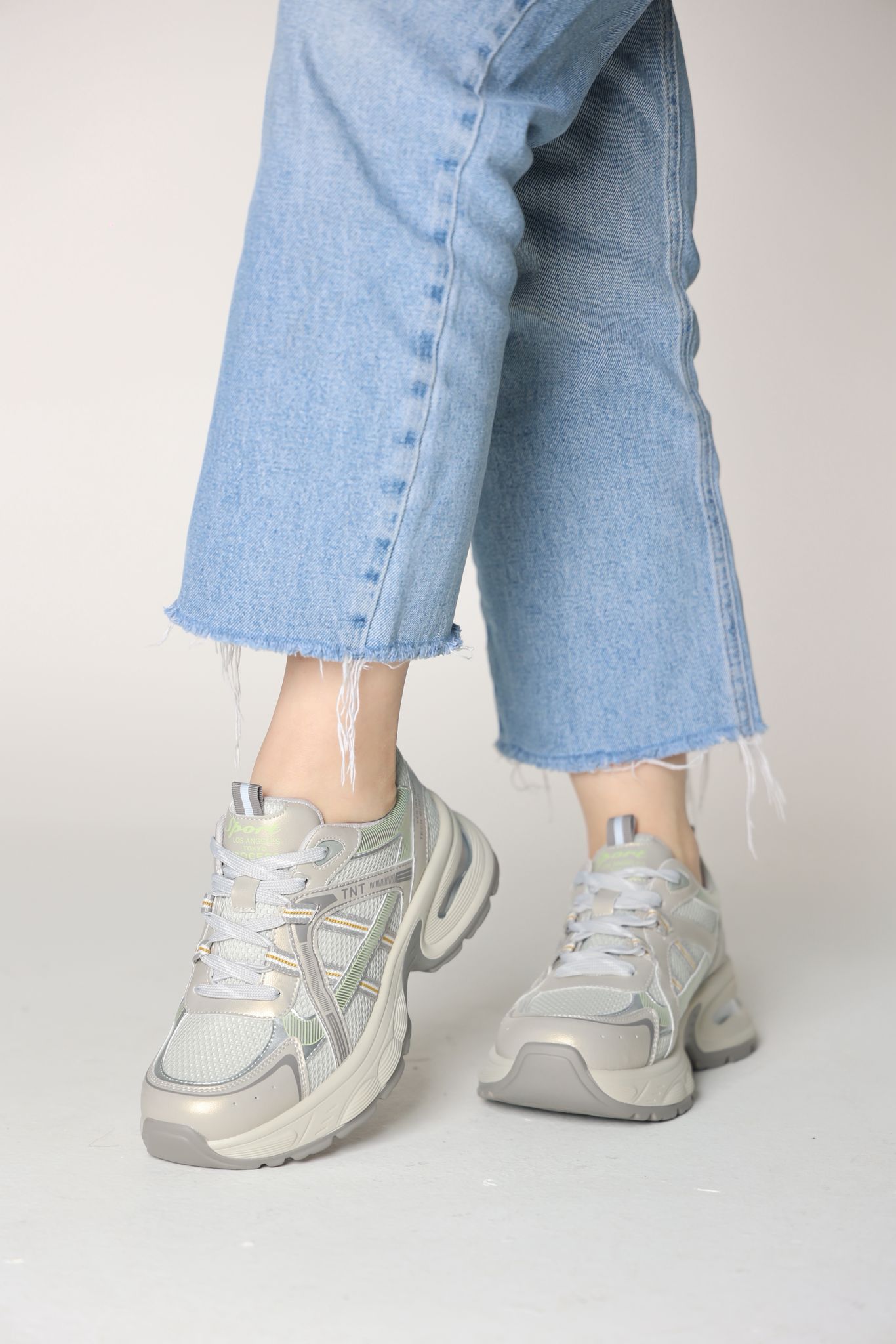 بوت باللون الفضي مع لمسات من اللون الرمادي الفاتح