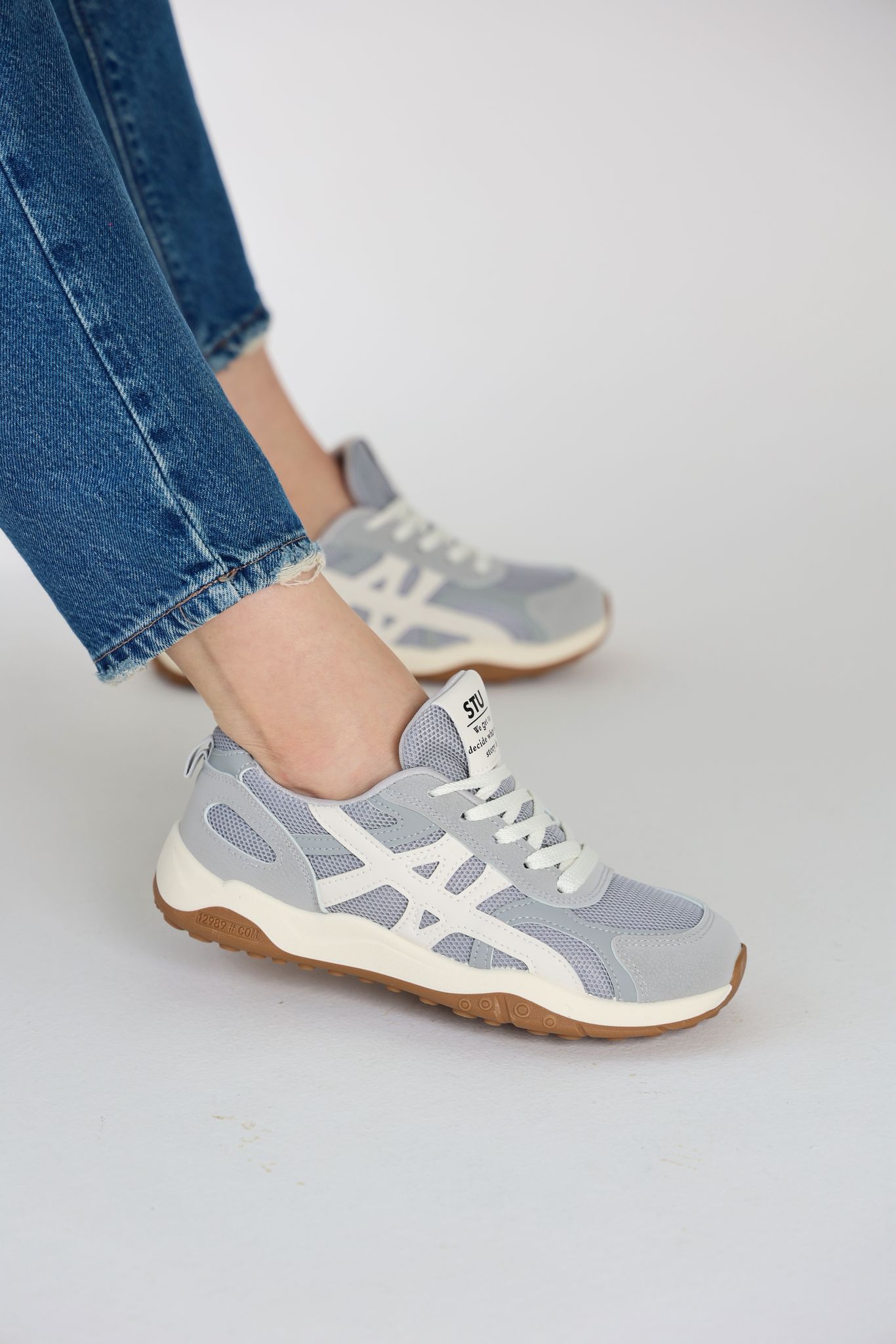 بوت رمادي وابيض