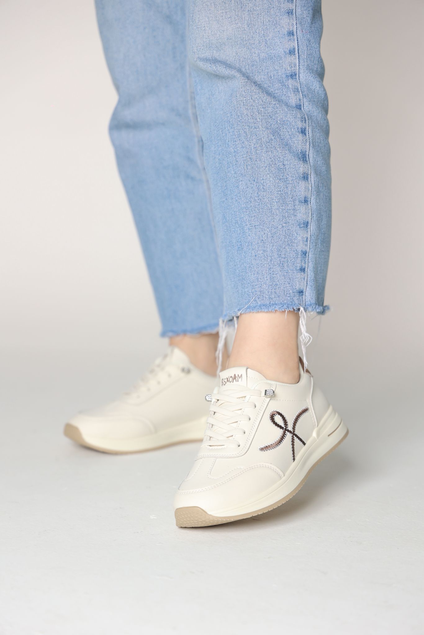 بوت باللون البيج مع اضافه البني