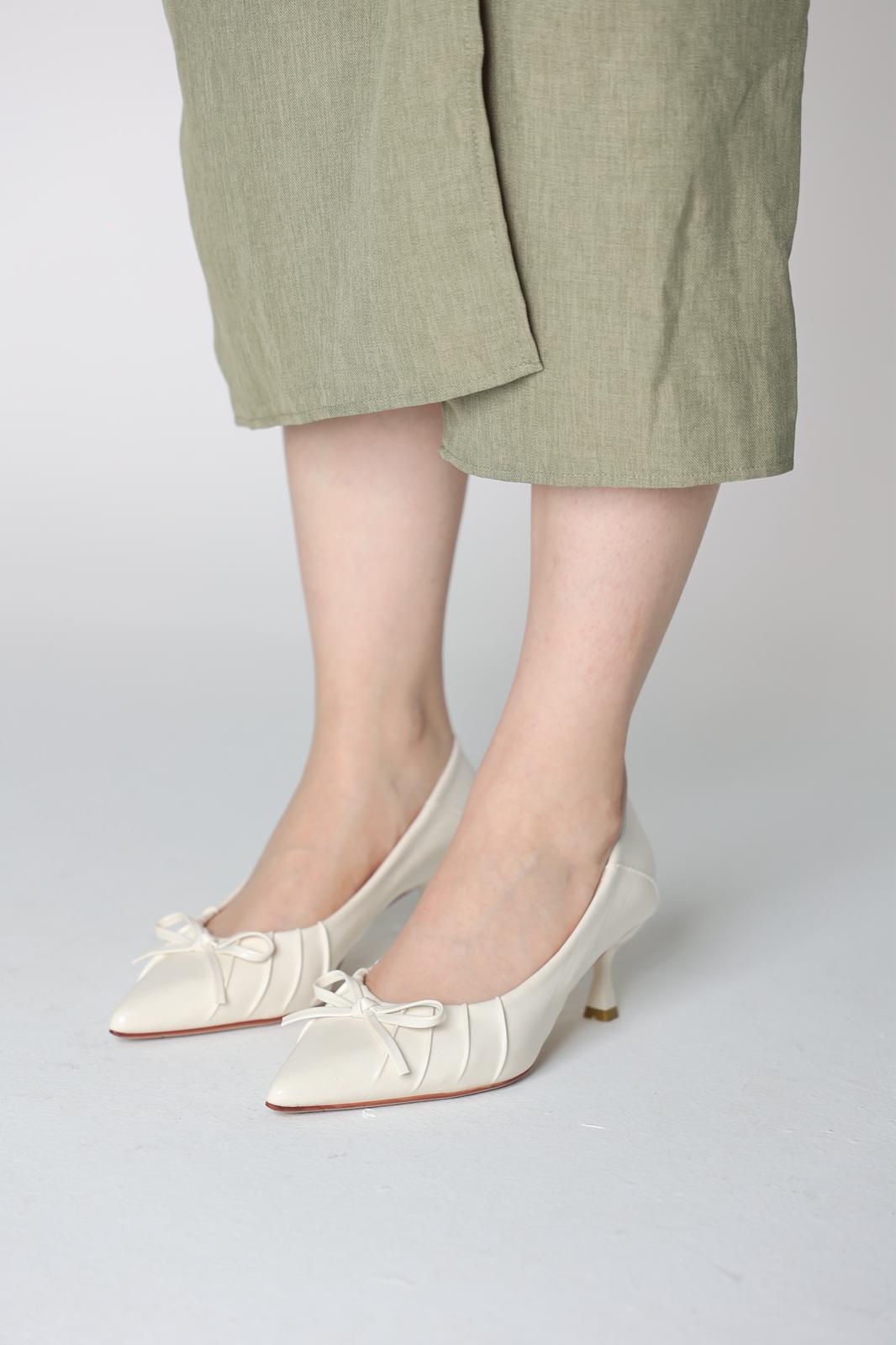 كعب باللون البيج بارتفاع(6سم)