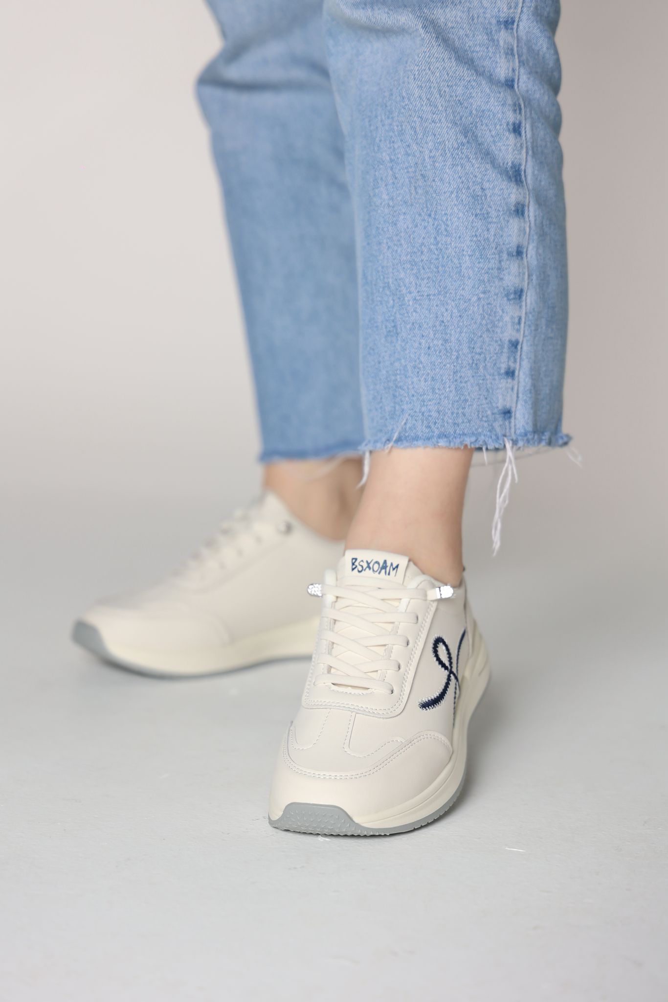 بوت باللون البيج مه اضافه الكحلي