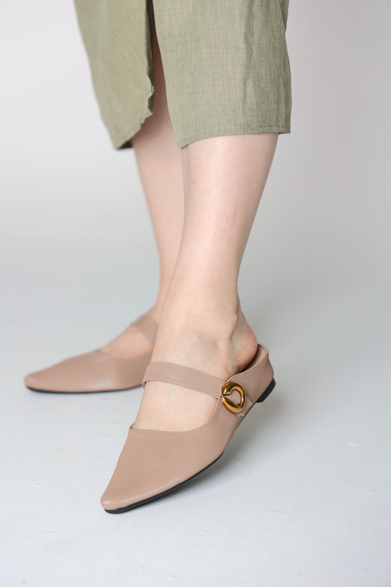 سليبر باللون البيج