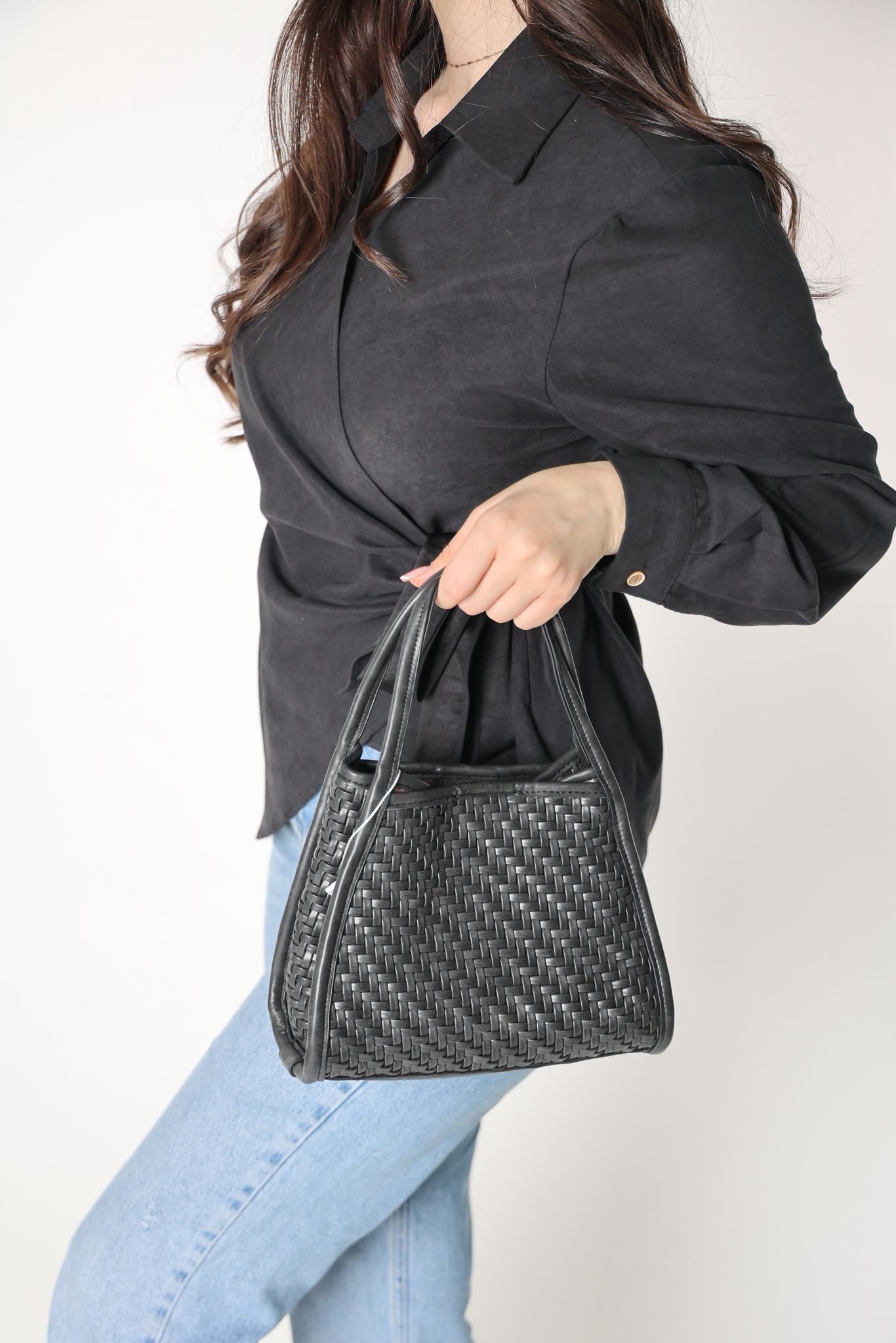 حقيبه باللون الاسود