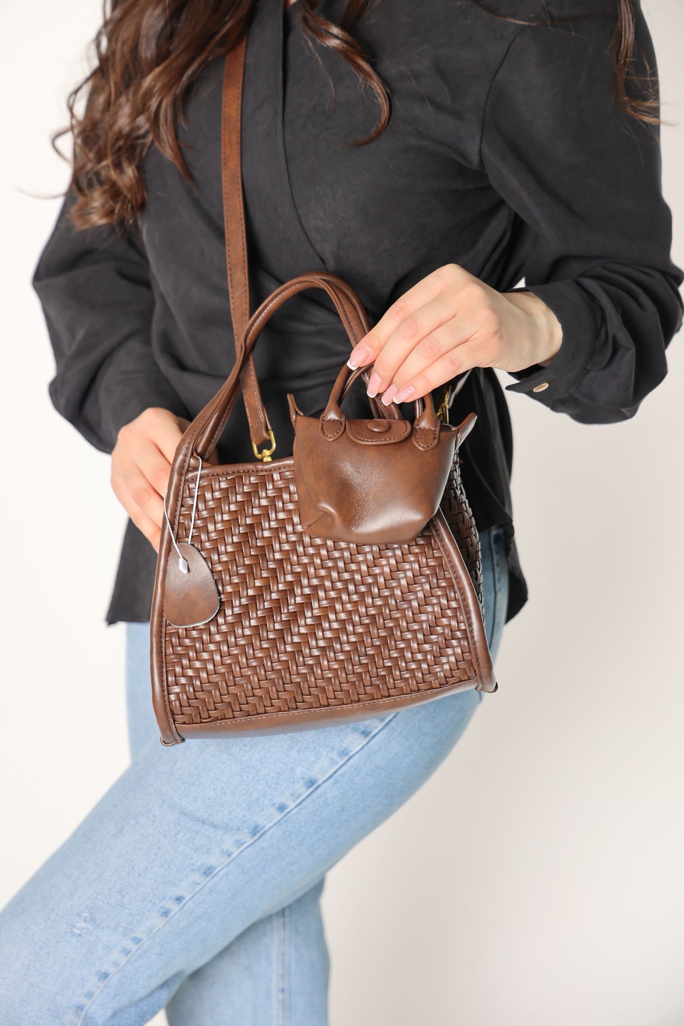 حقيبه باللون البني