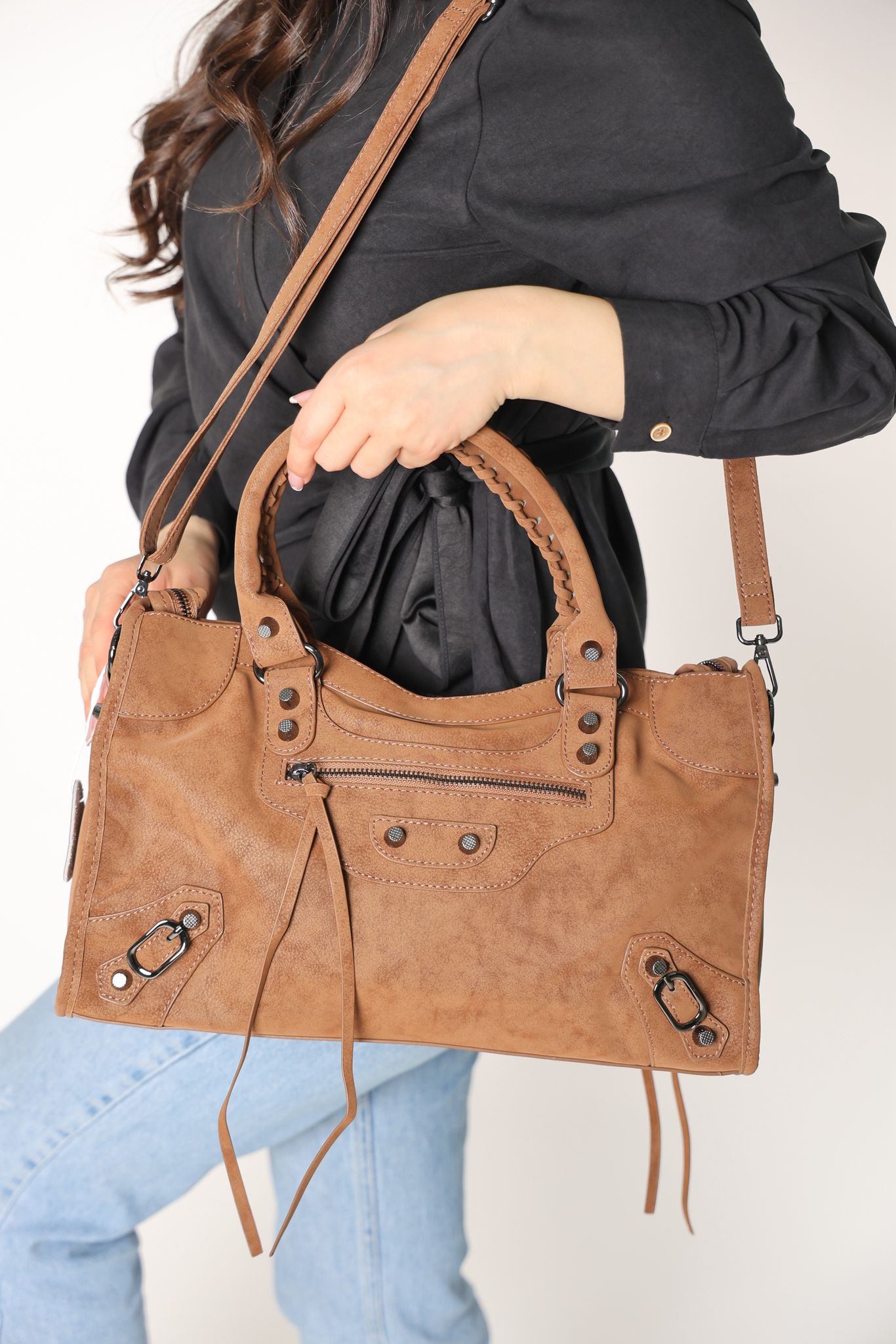 شنطه باللون الكاميل