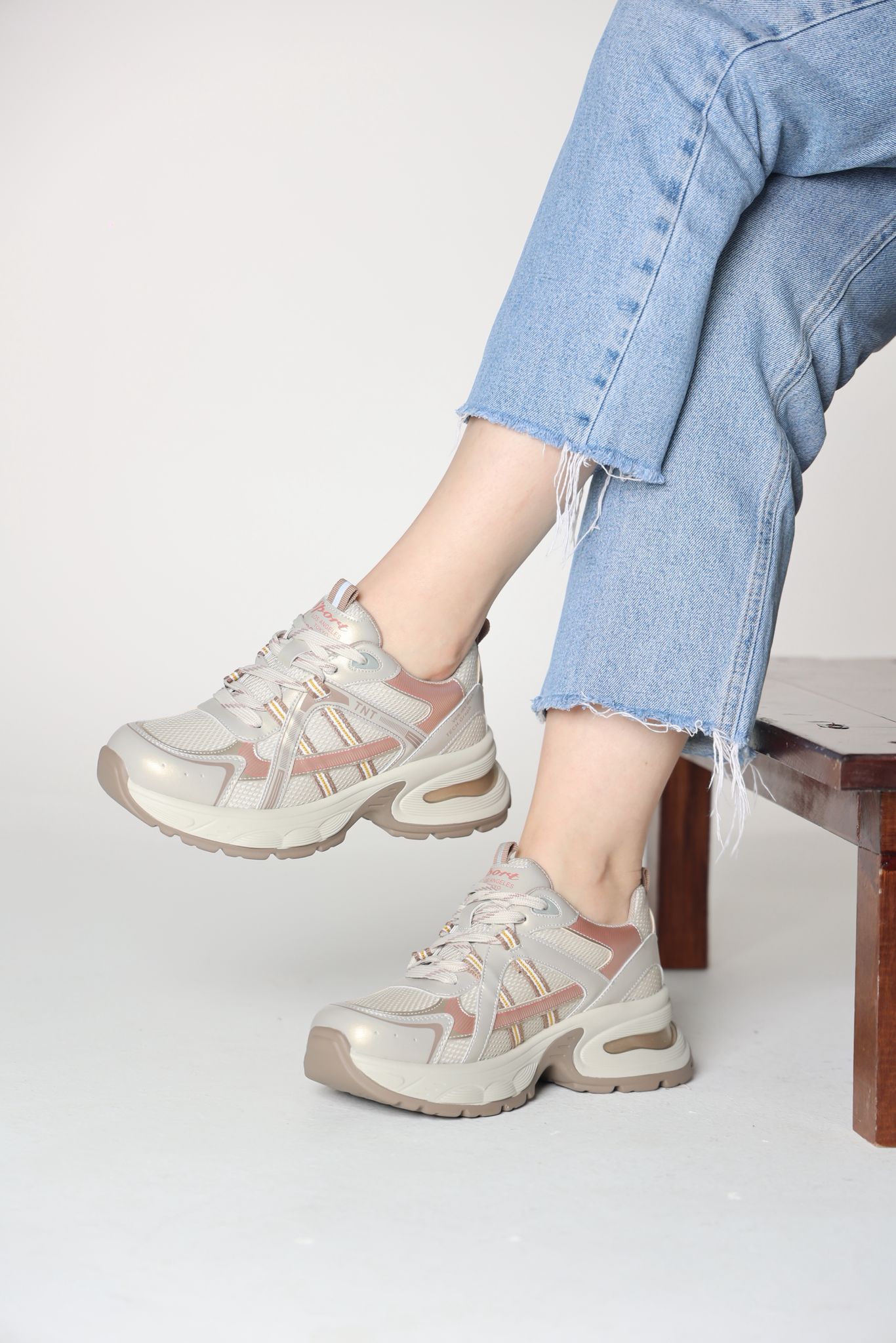 بوت باللون الفضي مع اضافه اللون البرونزي