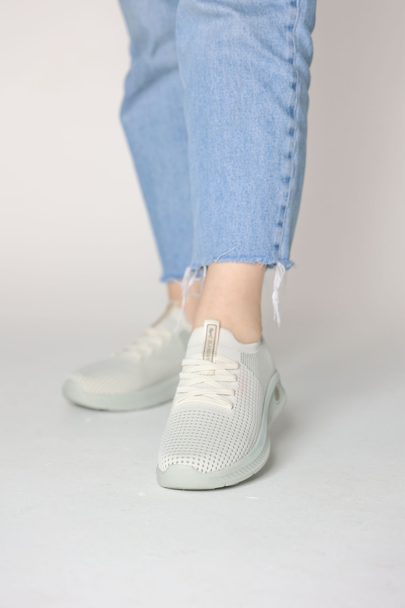 بوت باللون الرمادي الفاتح