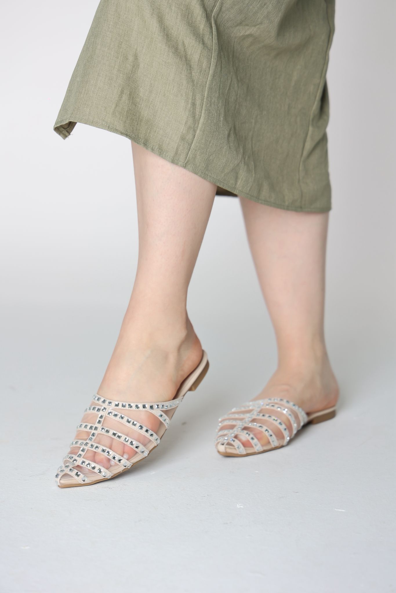 سليبر باللون الاوف وايت