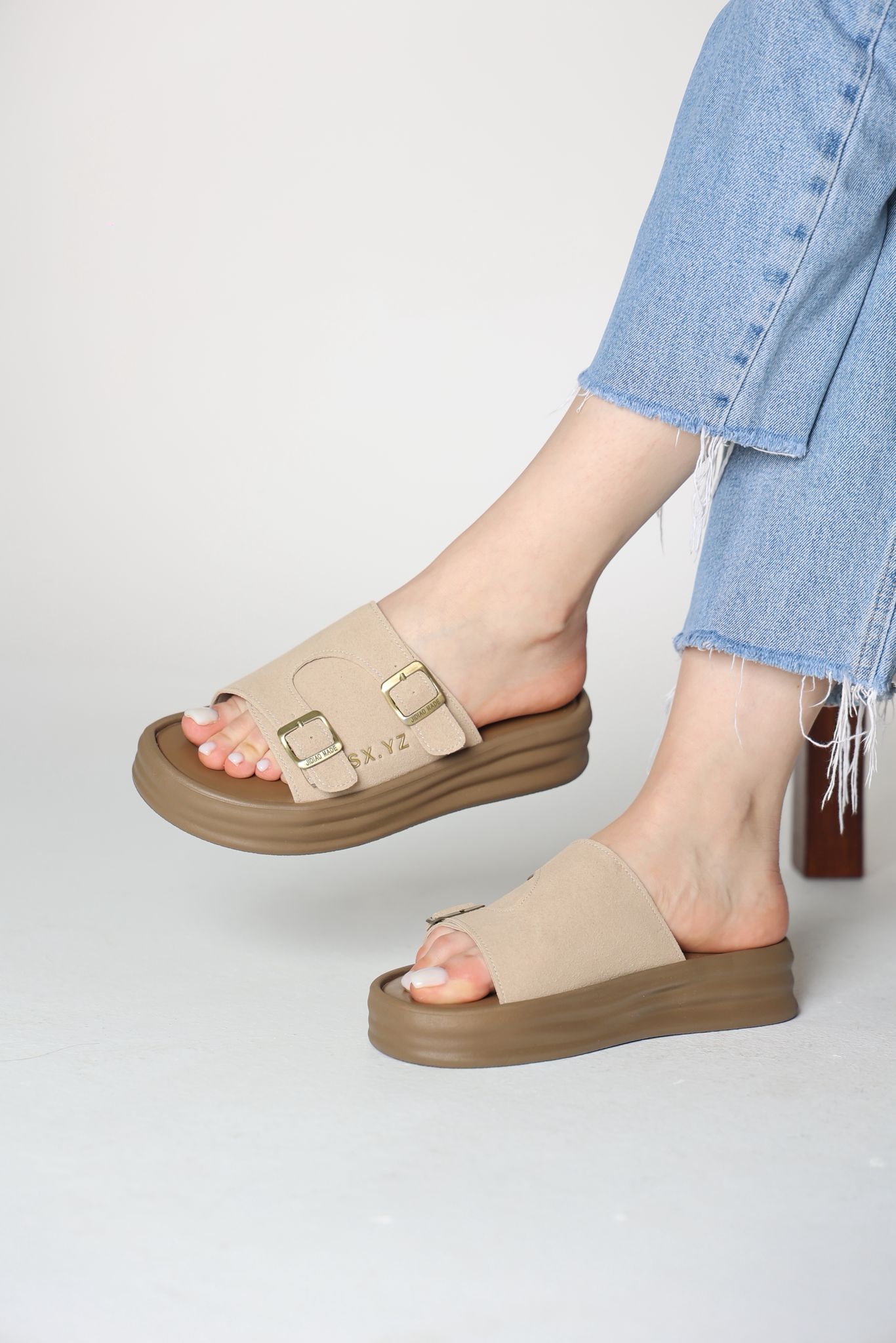 سليبر طبي باللون البيج