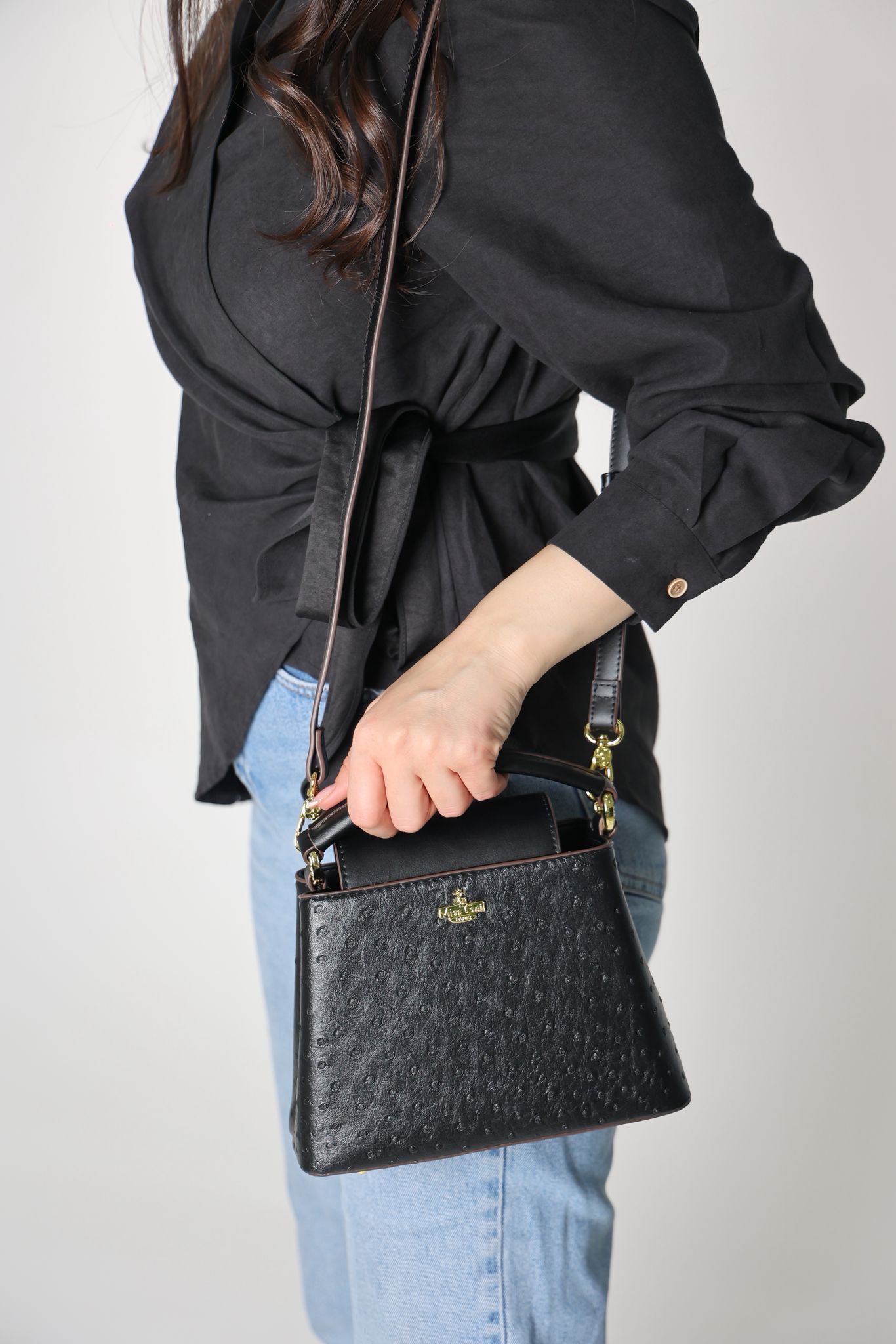 حقيبه باللون الاسود