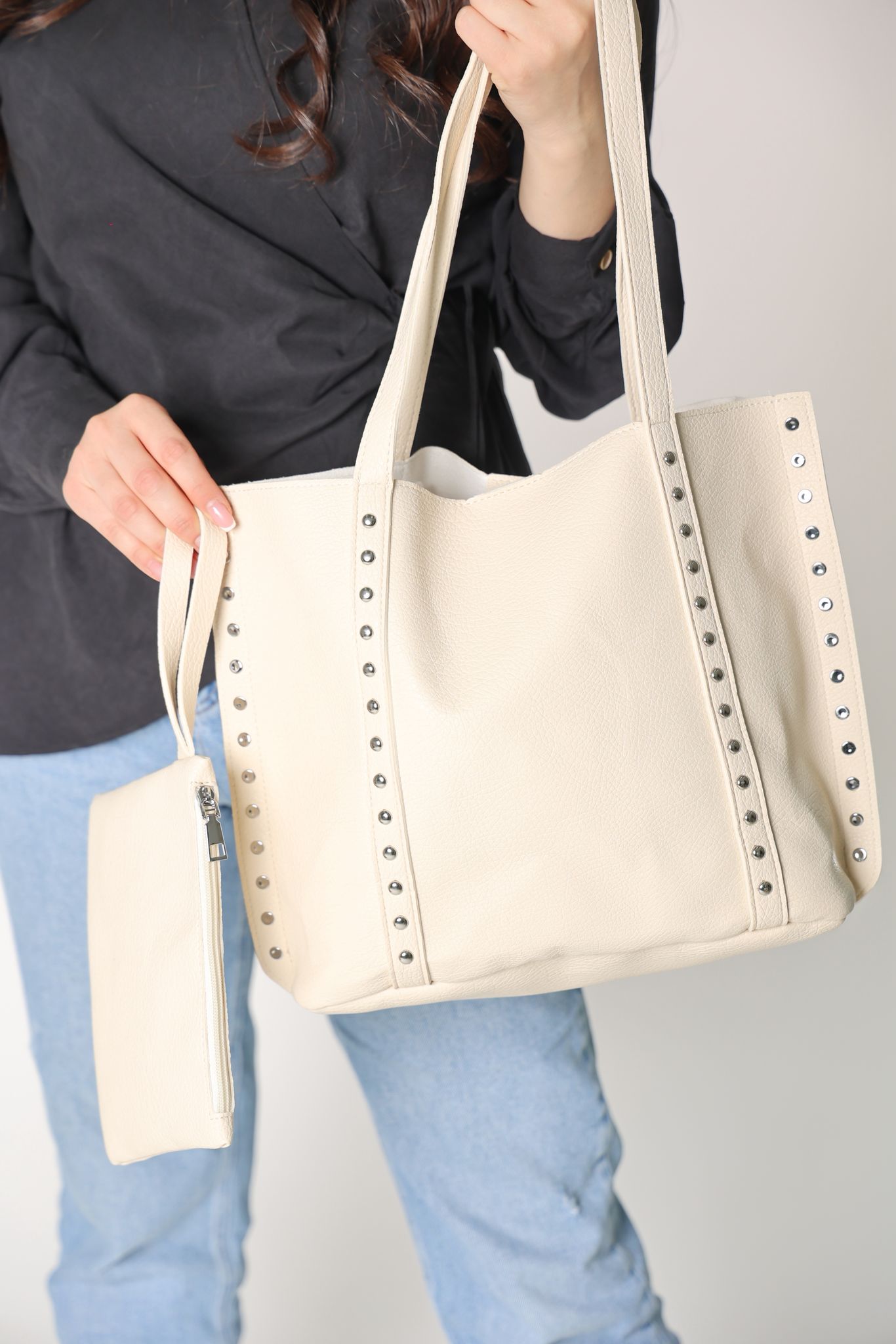 شنطه باللون البيج